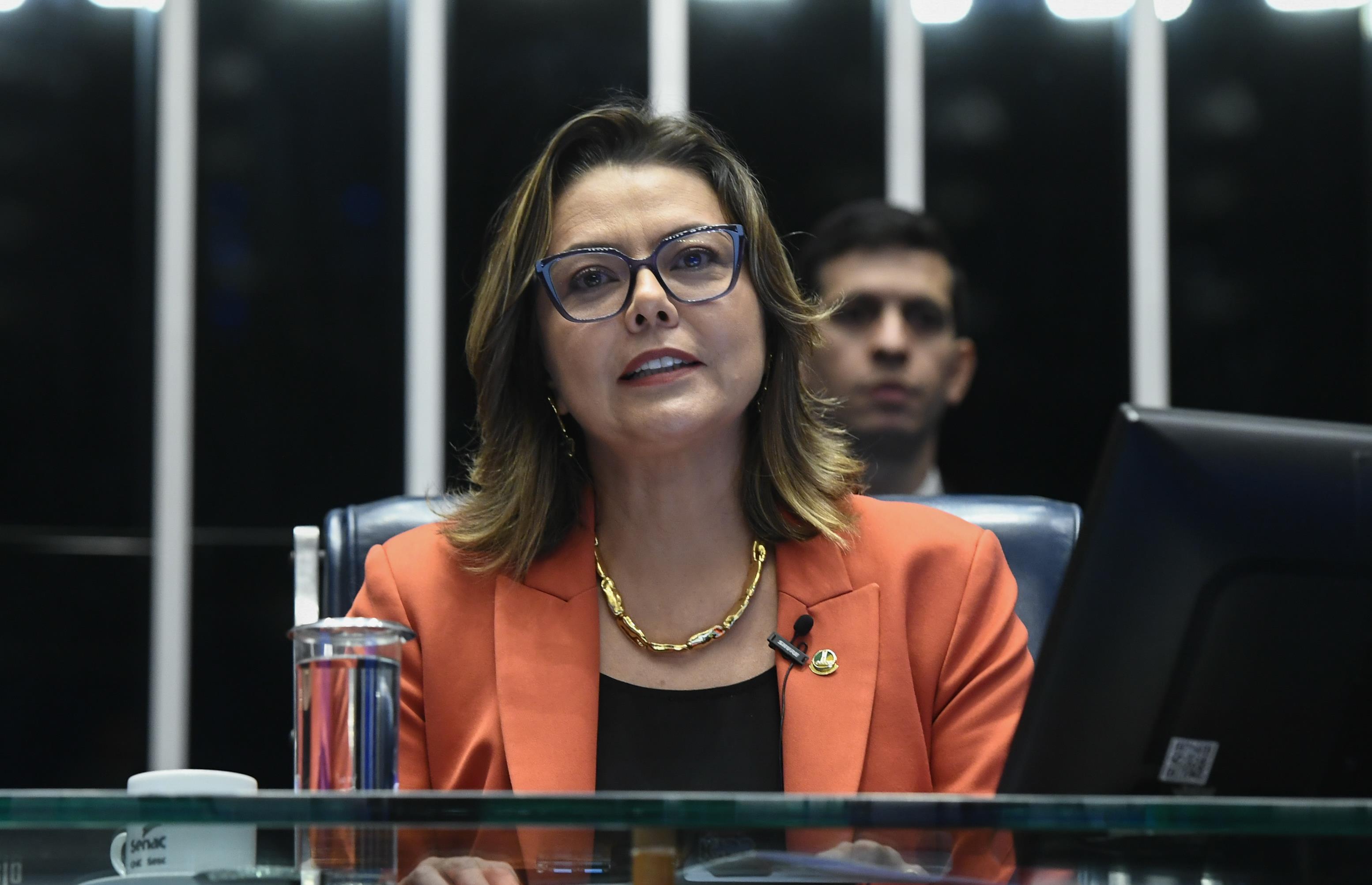 Leila Barros.