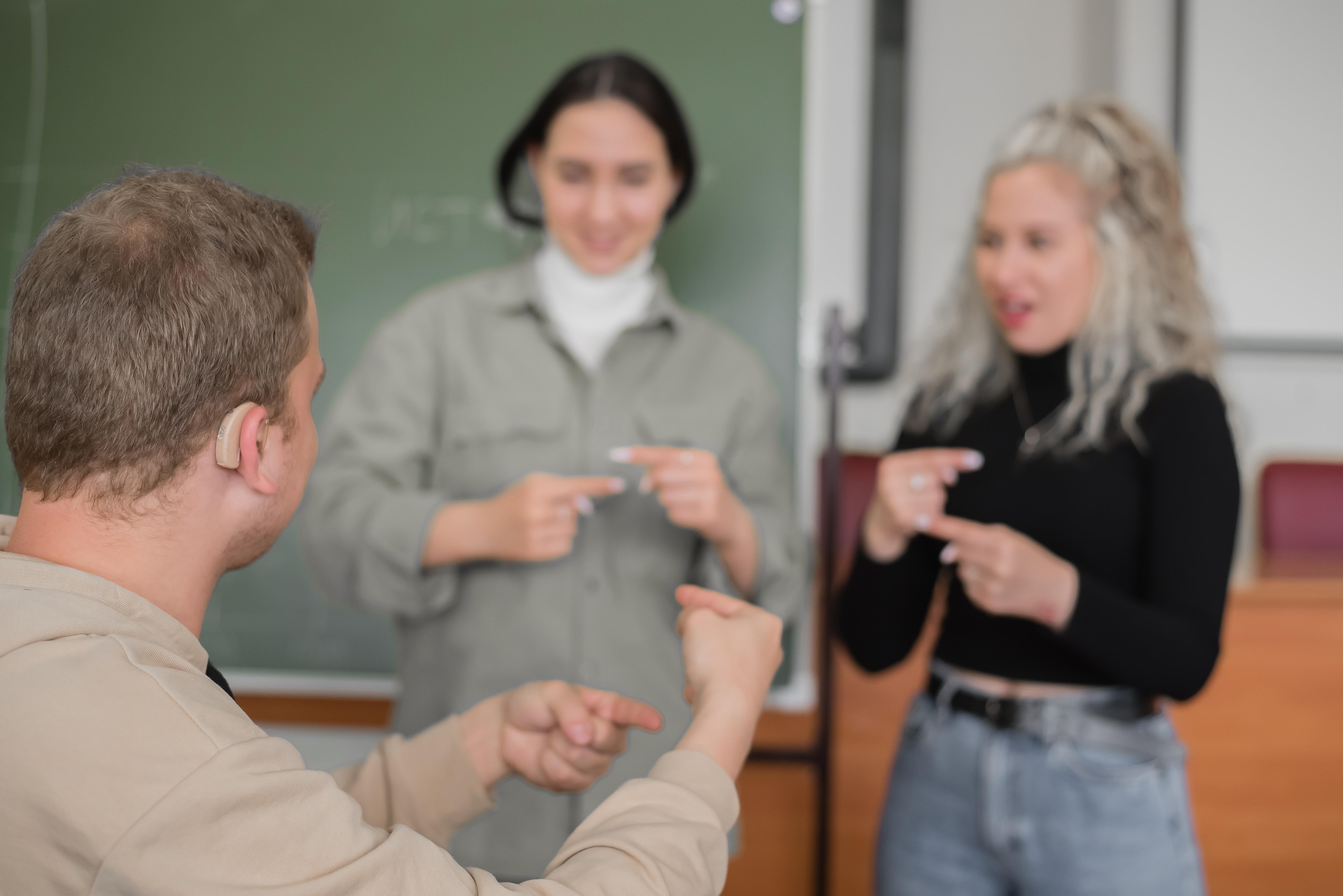 Projeto de lei visa cursos de Libras em universidades para famílias