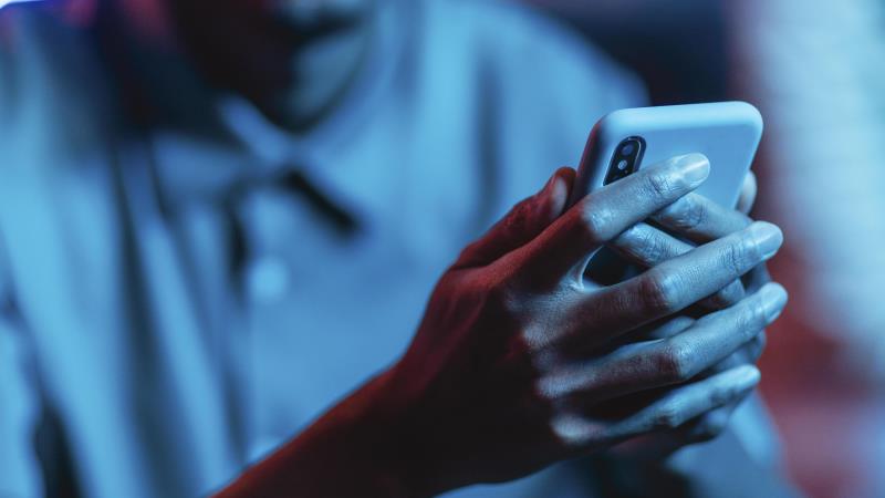 Campanhas educativas sobre riscos nas redes são mais eficazes que punições impostas sem escuta pública.