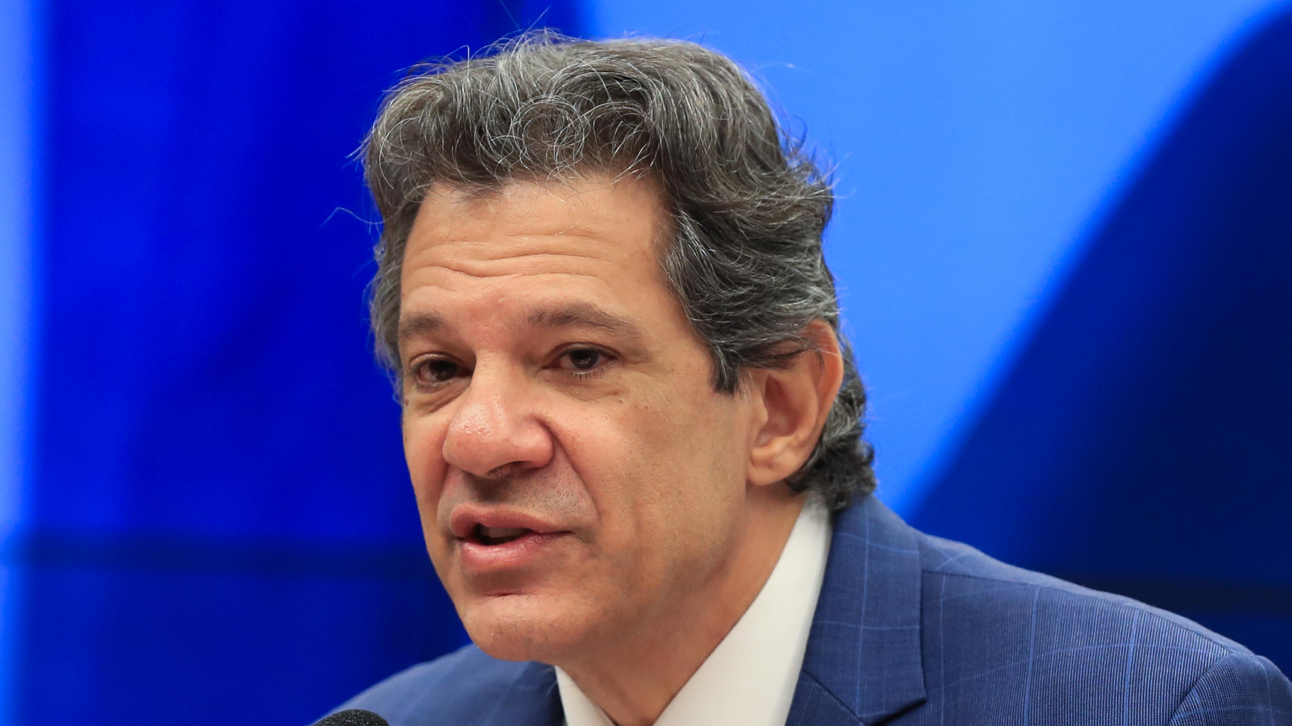 Fernando Haddad questiona a lógica por trás do pacote tarifário de 50% sobre itens brasileiros.