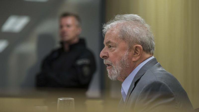O presidente Lula quando, enfim, pôde dar entrevista à imprensa no período que estava preso - só em 2019.