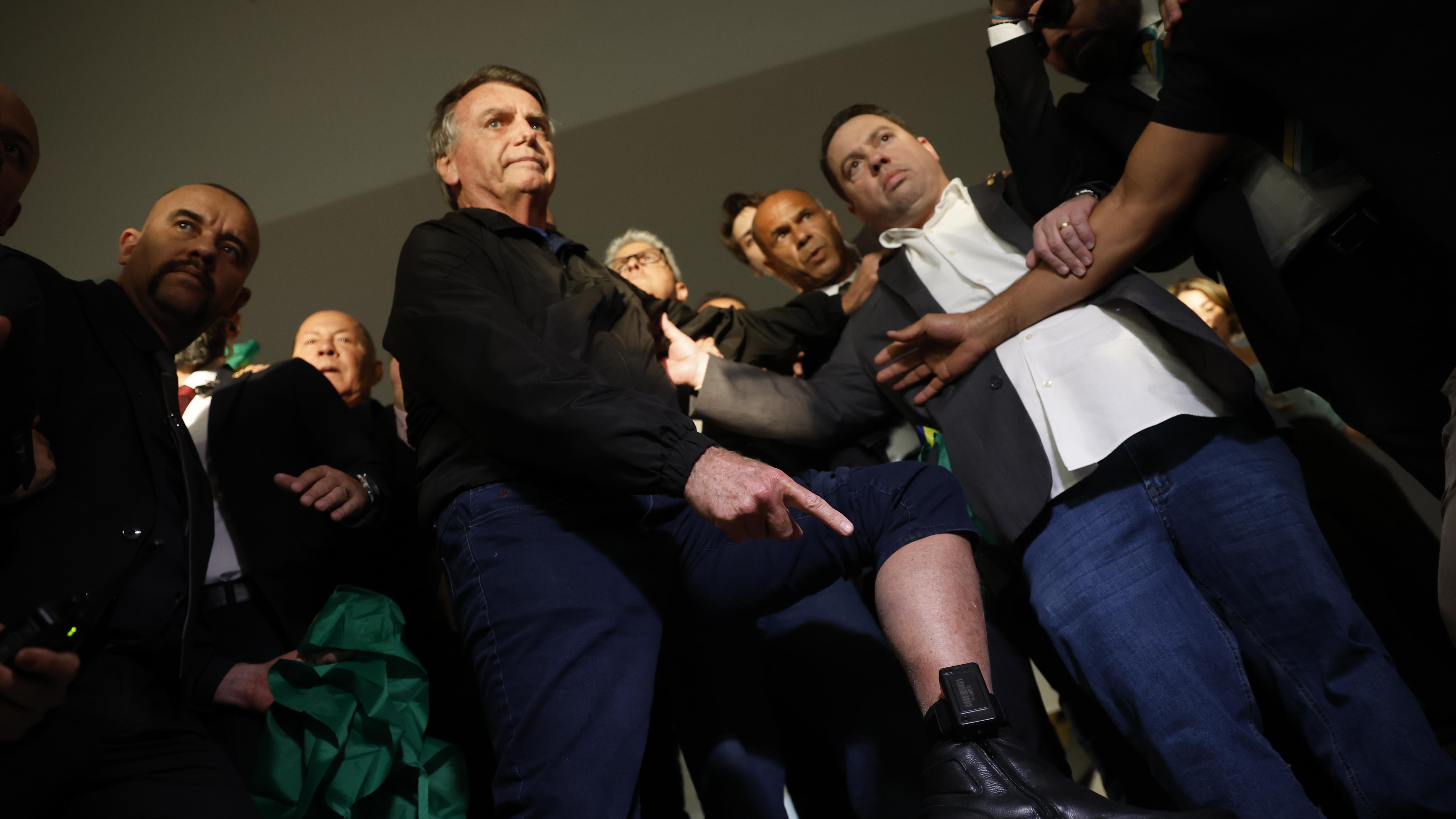 Bolsonaro mostrou tornozeleira a apoiadores e imprensa em ida ao Congresso.