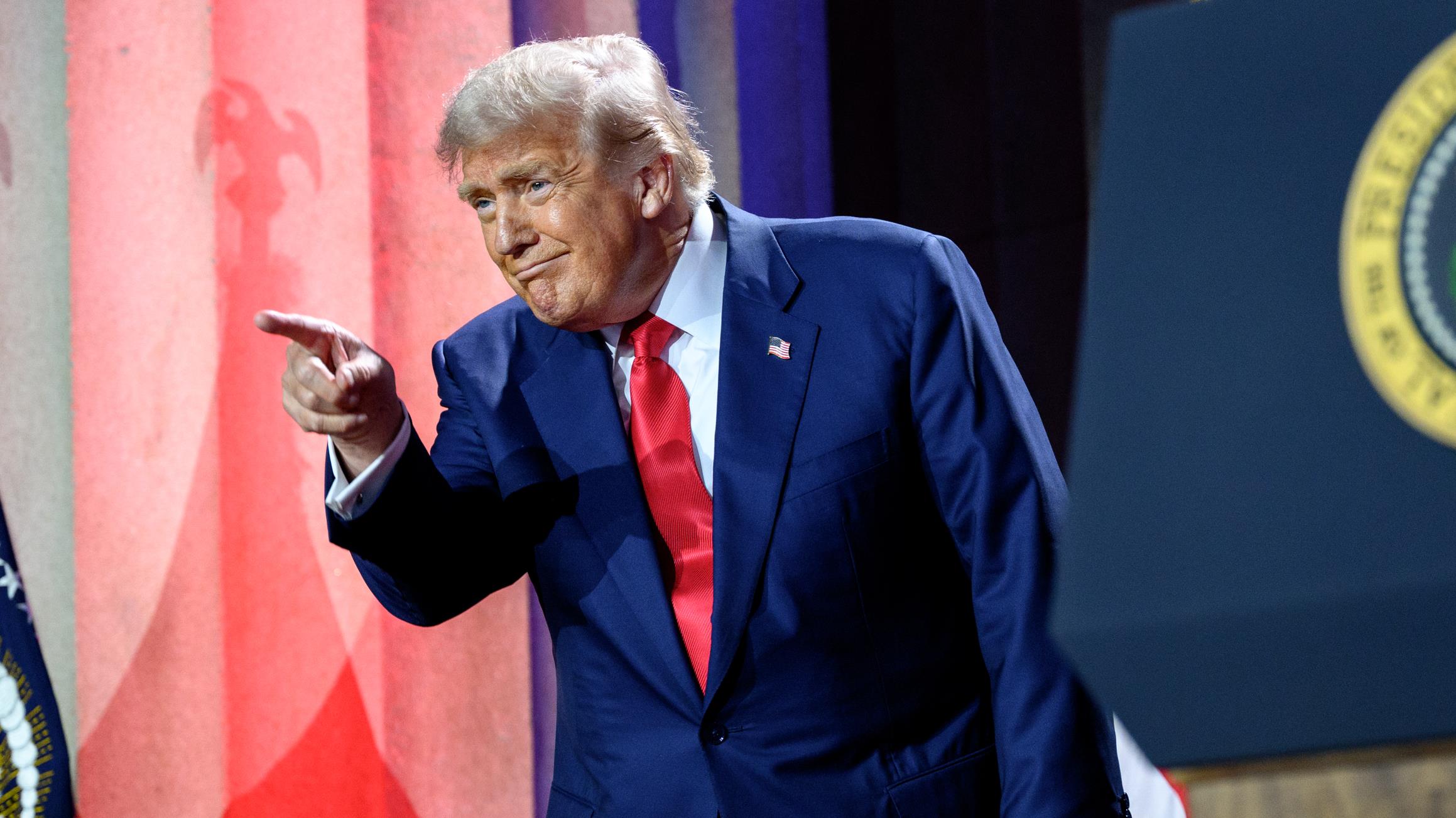 Trump ameaça e os traidores aplaudem.