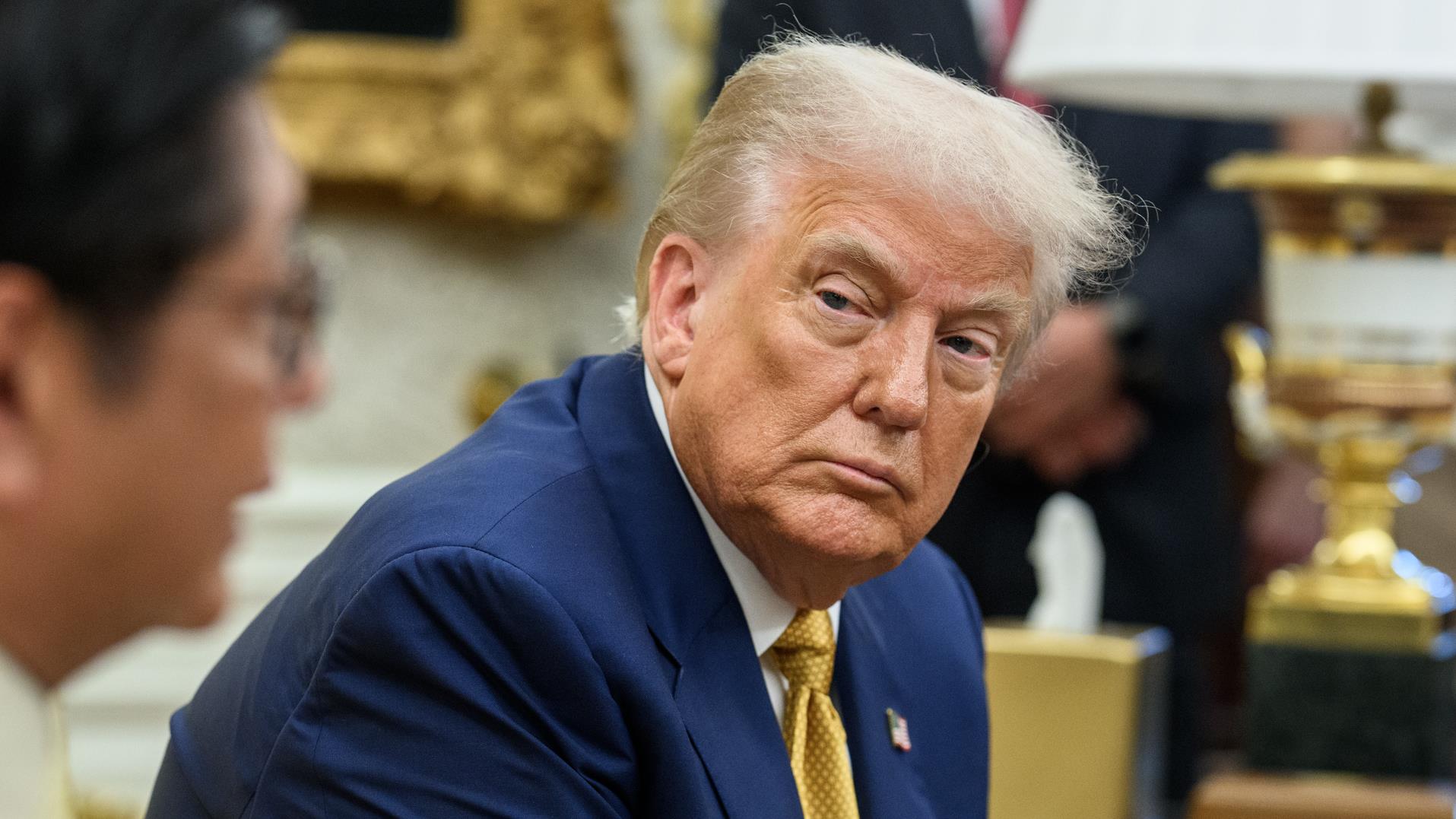 Trump vira alvo de sua própria base com reabertura do caso Epstein.
