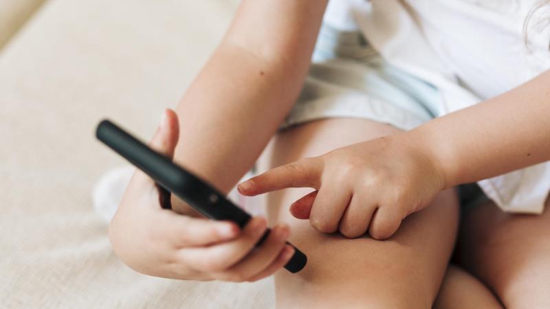Com ações concretas e apoio de especialistas, propomos um pacto social para proteger crianças e adolescentes da violência digital.