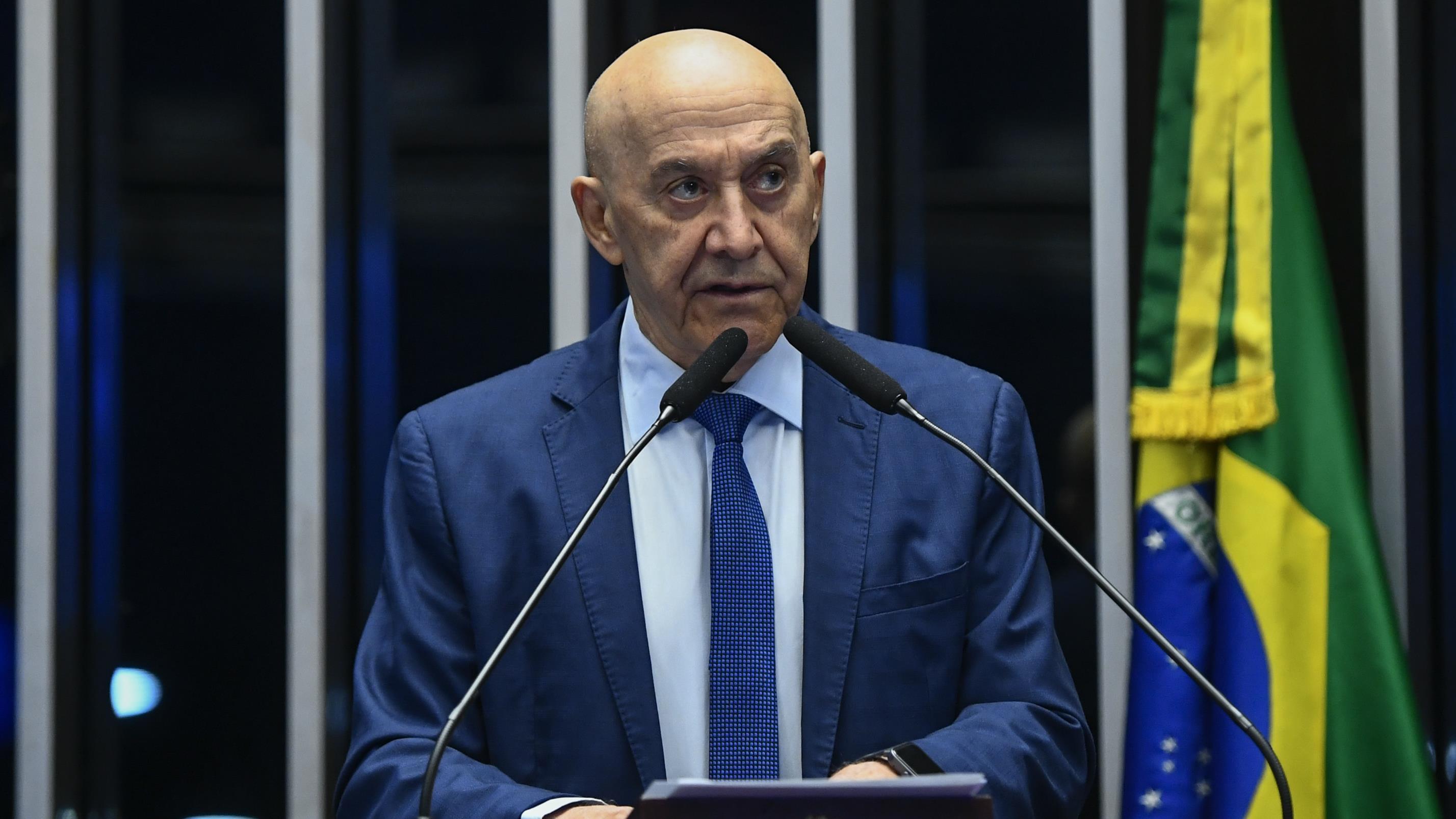 Em discurso, à tribuna, senador Confúcio Moura.