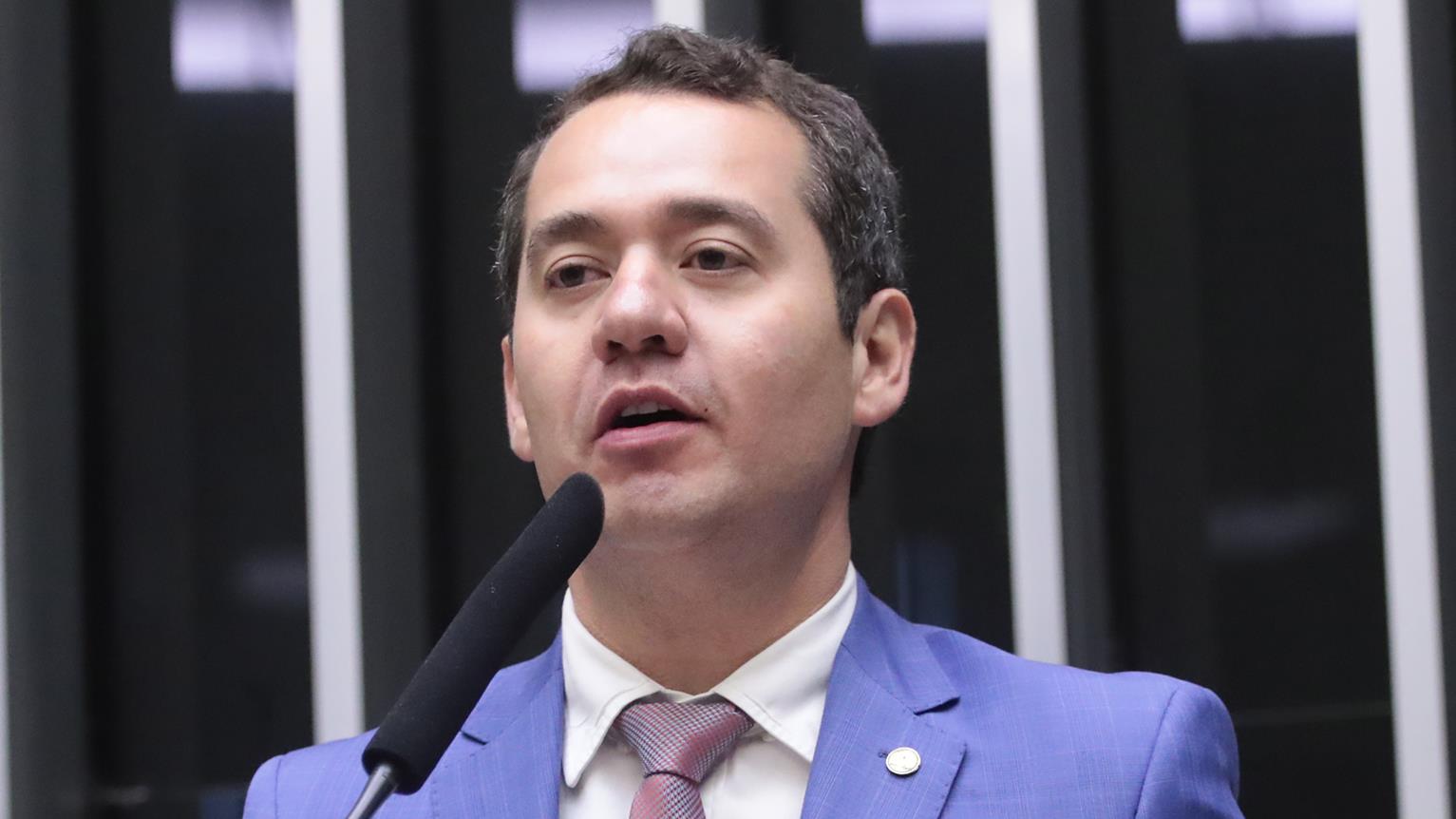 Projeto do prefeito Ricardo Silva prevê multa de até R$ 10 mil a comércios que facilitarem aglomerações com som alto e desordem.