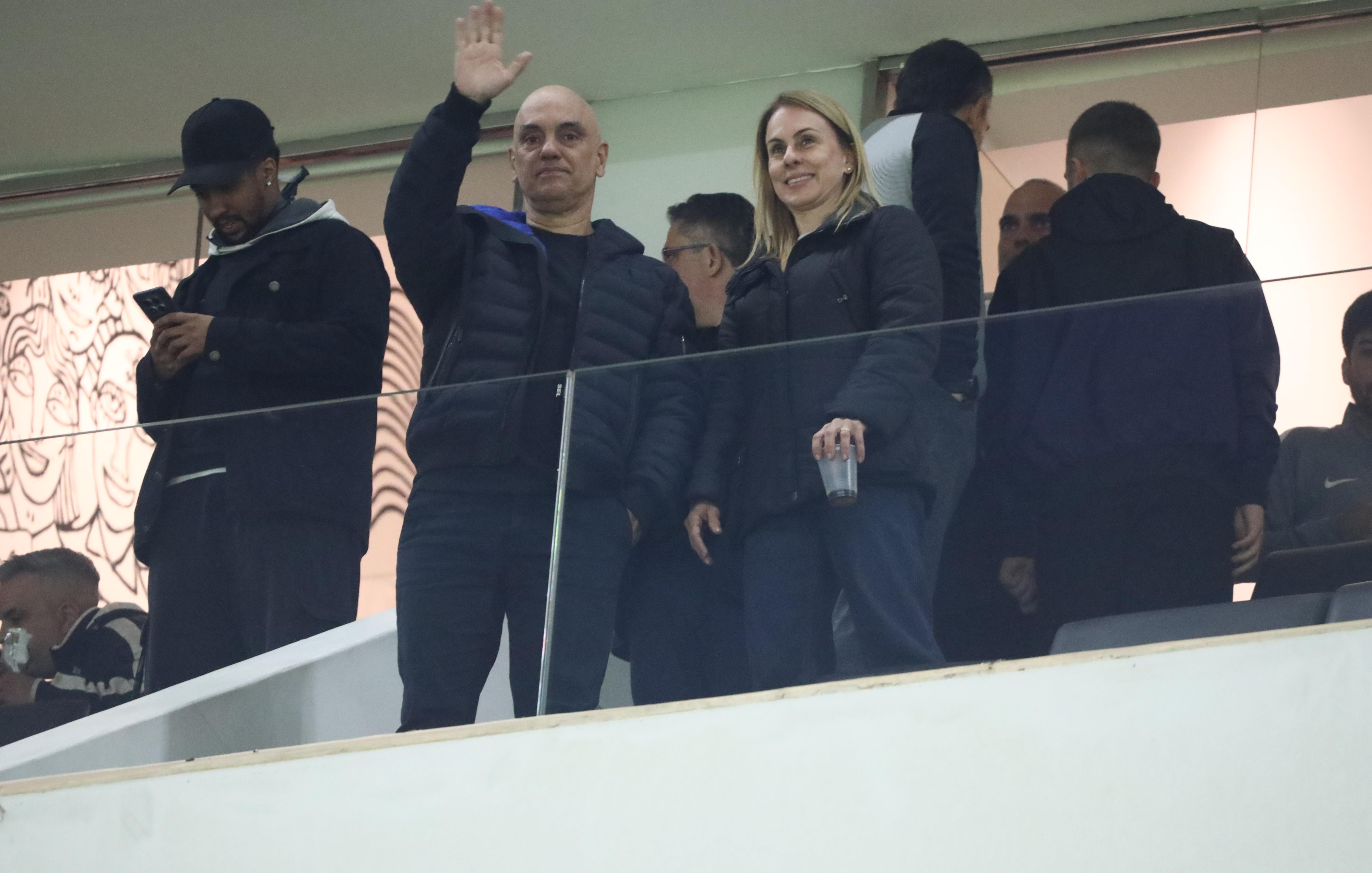 Alexandre de Moraes acena para torcedores. Em determinado momento, porém, ministro fez gesto obsceno.