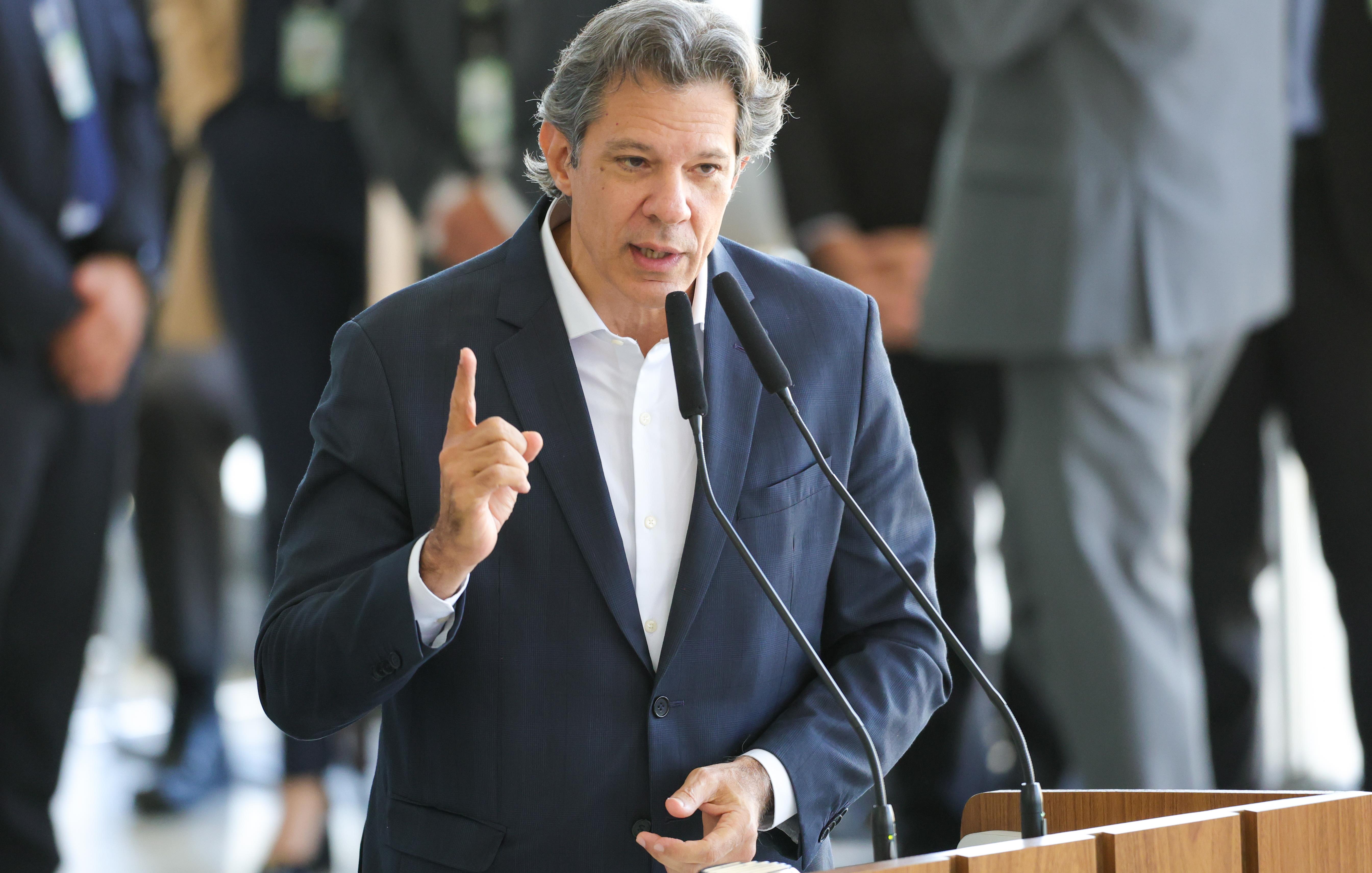 Fernando Haddad descarta retaliação e defende saída diplomática para embate.