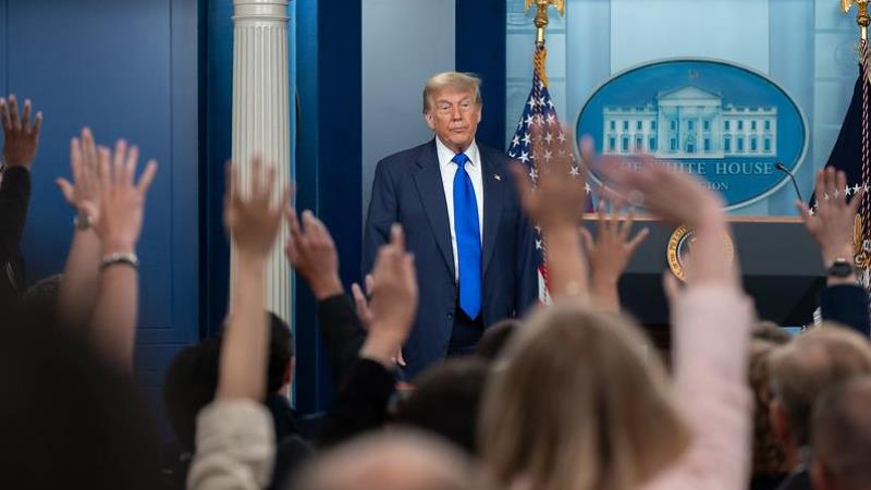 Jornalistas levantam a mão para fazer perguntas a Donald Trump. Presidente dos EUA usou processo contra Bolsonaro para justificar taxação contra o Brasil.