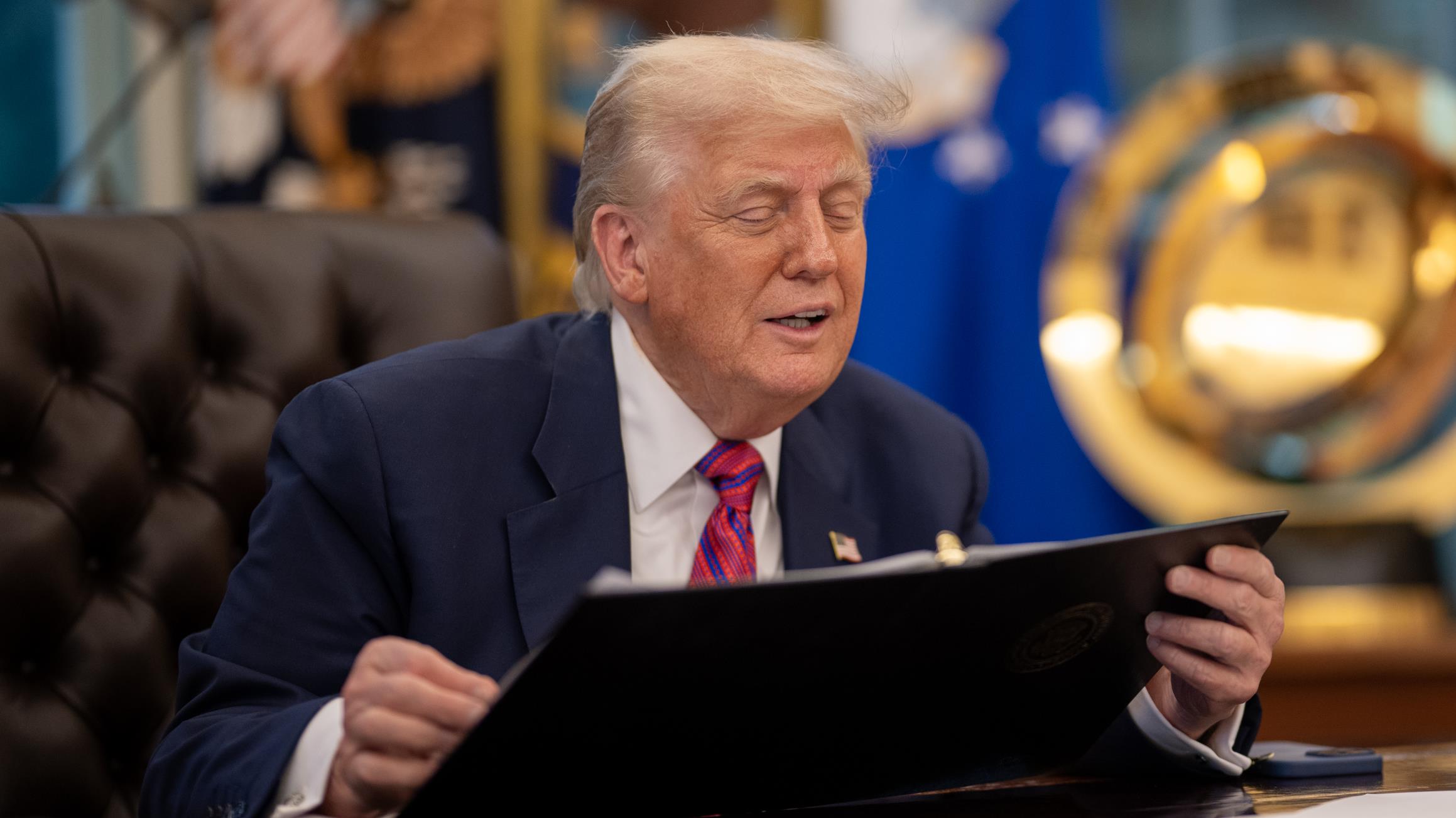 Trump impõe lógica de chantagem global e desafia diplomacia tradicional; Brasil sobrevive por ser útil, não estratégico.