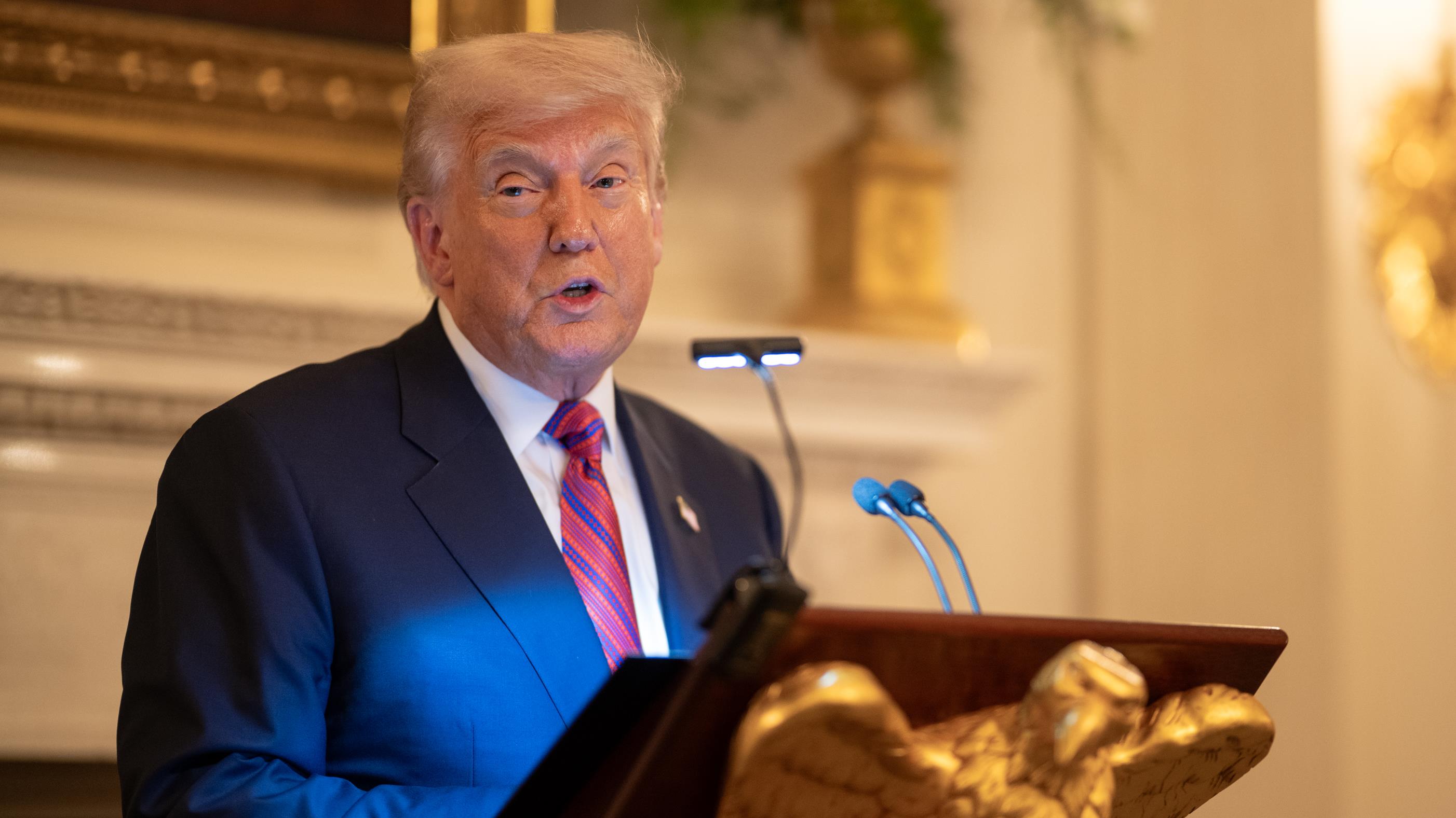 Sanção de Trump pune decisões judiciais brasileiras e ameaça autonomia nacional.