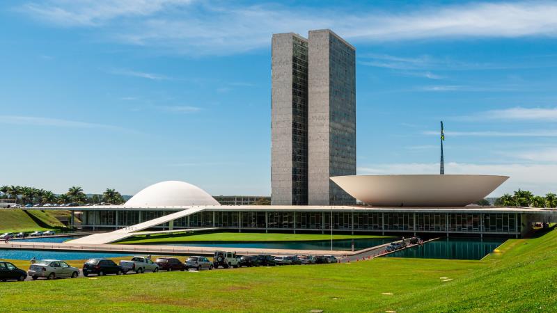O Projeto de Lei  577/25, do deputado Duda Ramos (MDB-RR), está em análise na Câmara dos Deputados e visa a proibição de cláusulas de fidelização em contratos de prestação de serviços.