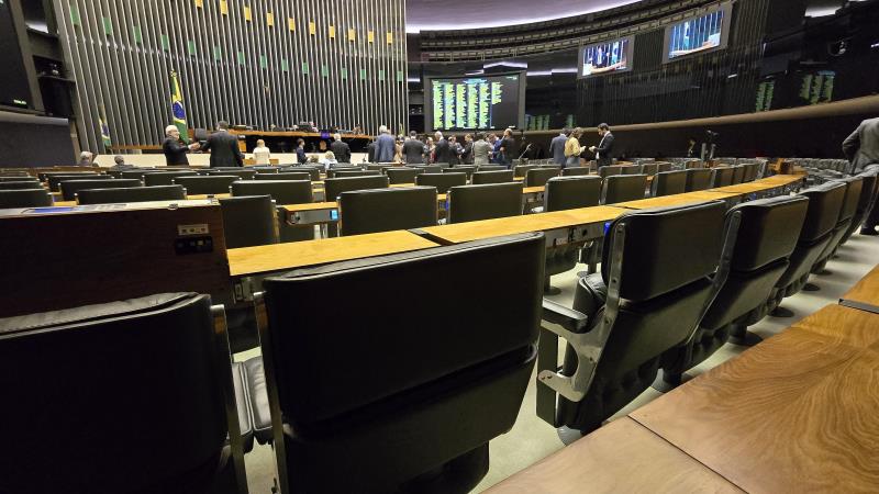 Câmara dos Deputados discute possíveis violações processuais em inquéritos do STF. 
