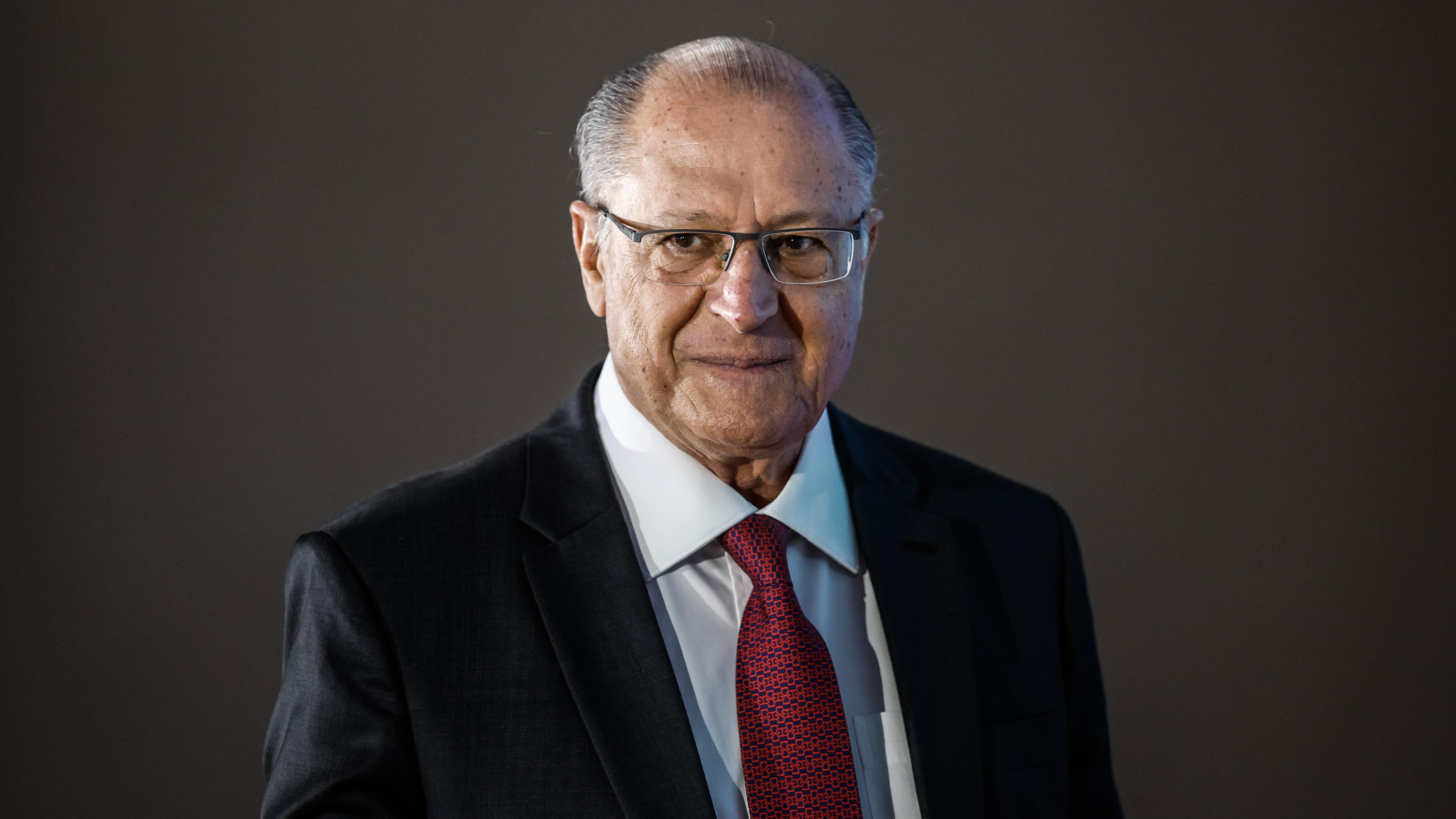 Alckmin prevê anúncio de plano contra tarifas até terça.