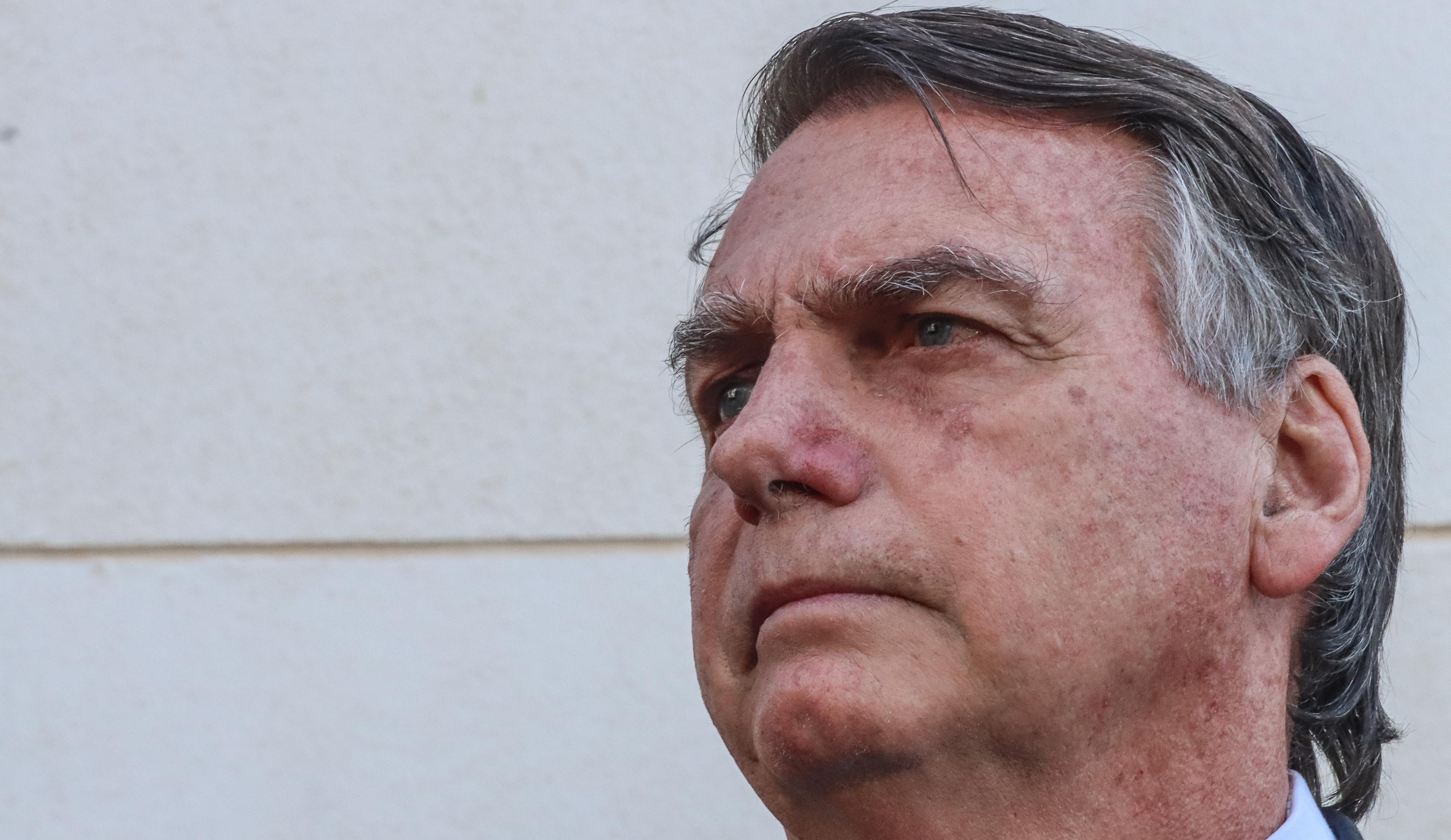Apenas os filhos e a esposa de Bolsonaro podem visitá-lo sem autorização prévia do STF.
