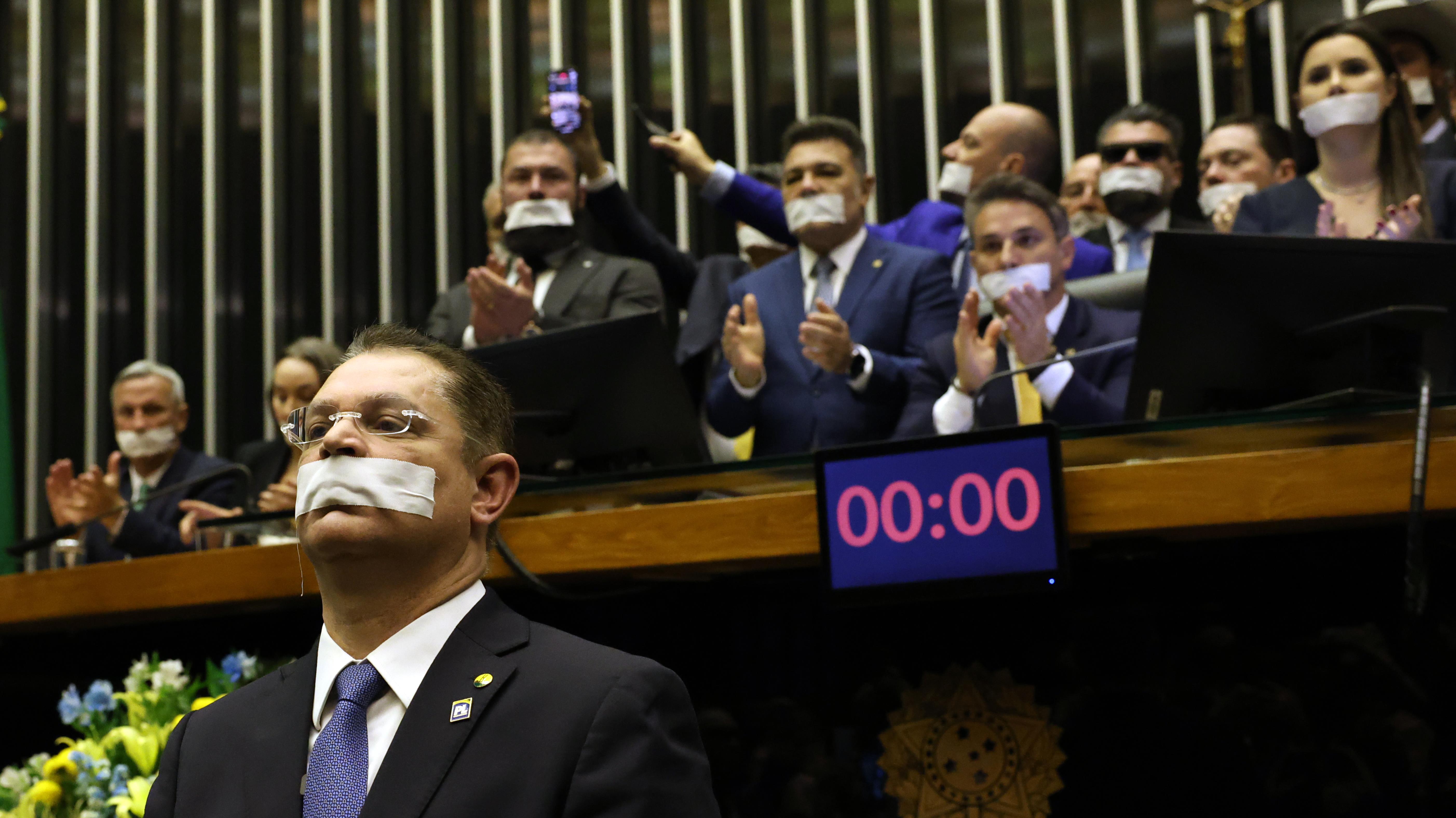 Deputados da oposição fizeram ato tampando a boca com esparadrapo durante sessão da Câmara dos Deputados.
