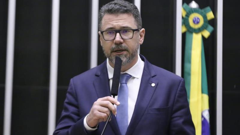 O parlamentar afirma que a proposta também contribui 