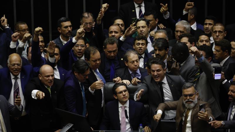Deputados tentaram impedir o presidente Hugo Motta de conduzir os trabalhos; presidente encaminhou representação contra 14 parlamentares.