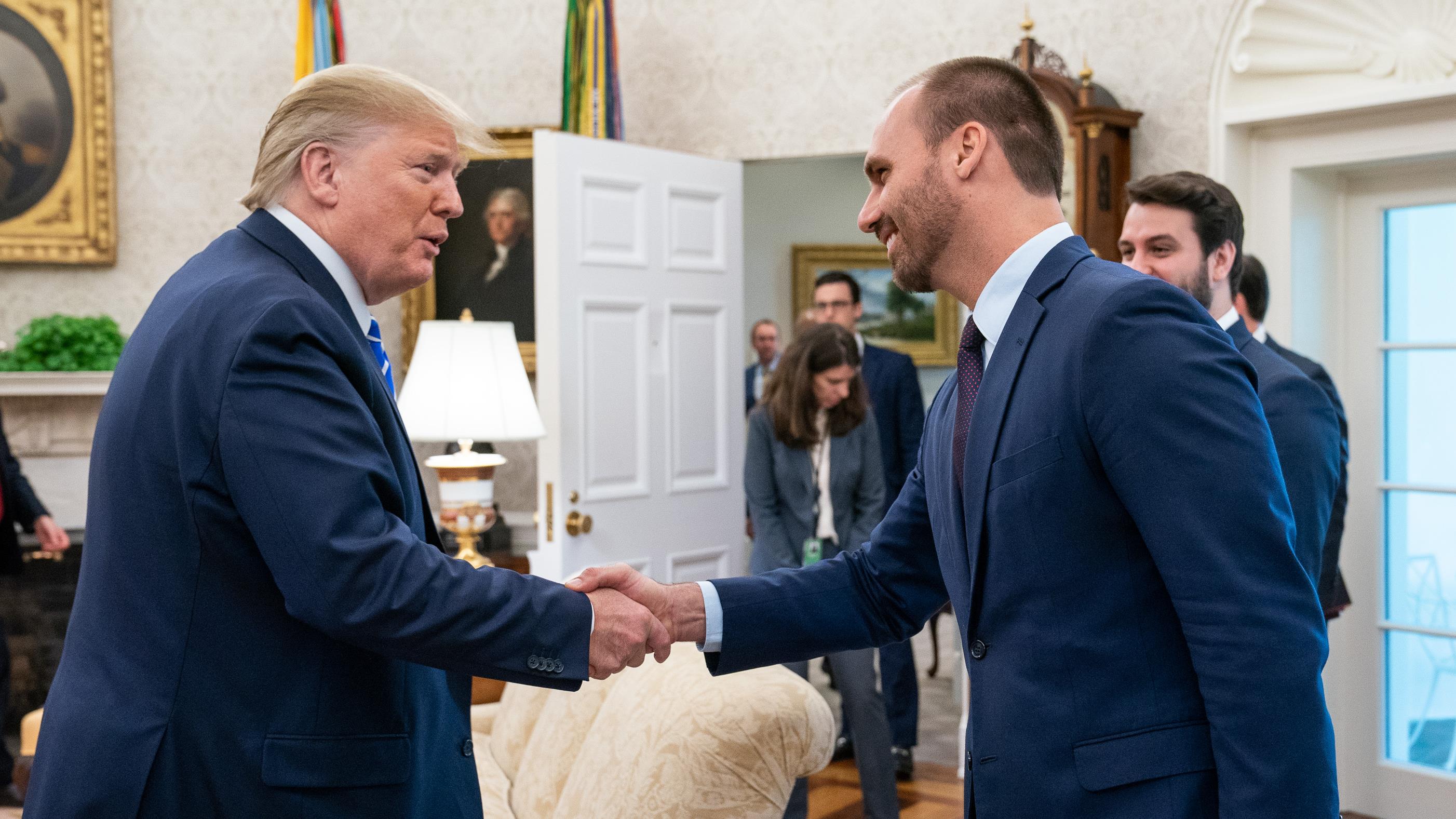 Eduardo Bolsonaro e Trump agem contra o Brasil.