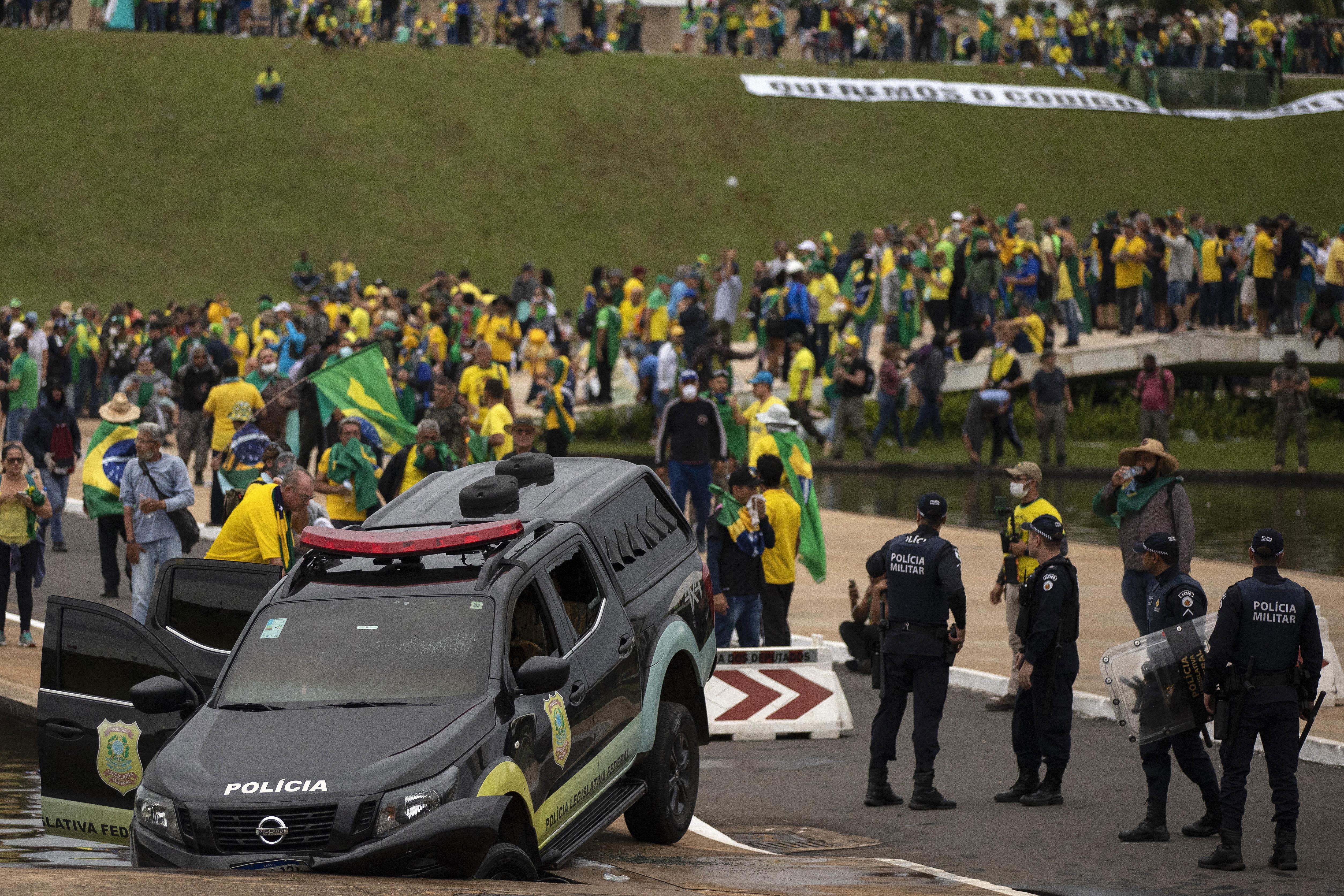 Carro da polícia legislativa também foi alvo dos participantes dos atos de 8 de janeiro.