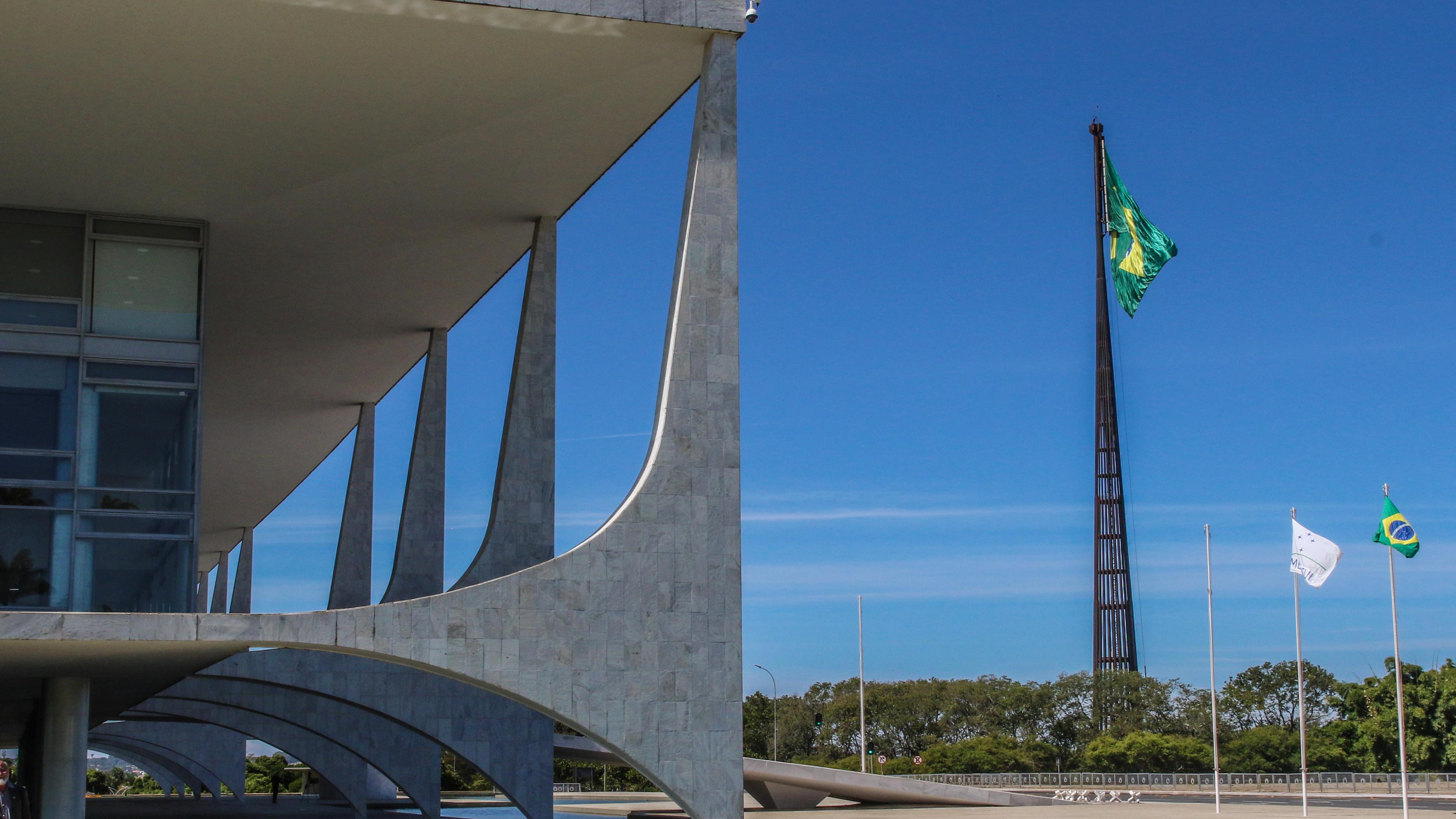 O desalinhamento entre Planalto e Congresso expõe fragilidades institucionais e distorções no uso do orçamento.