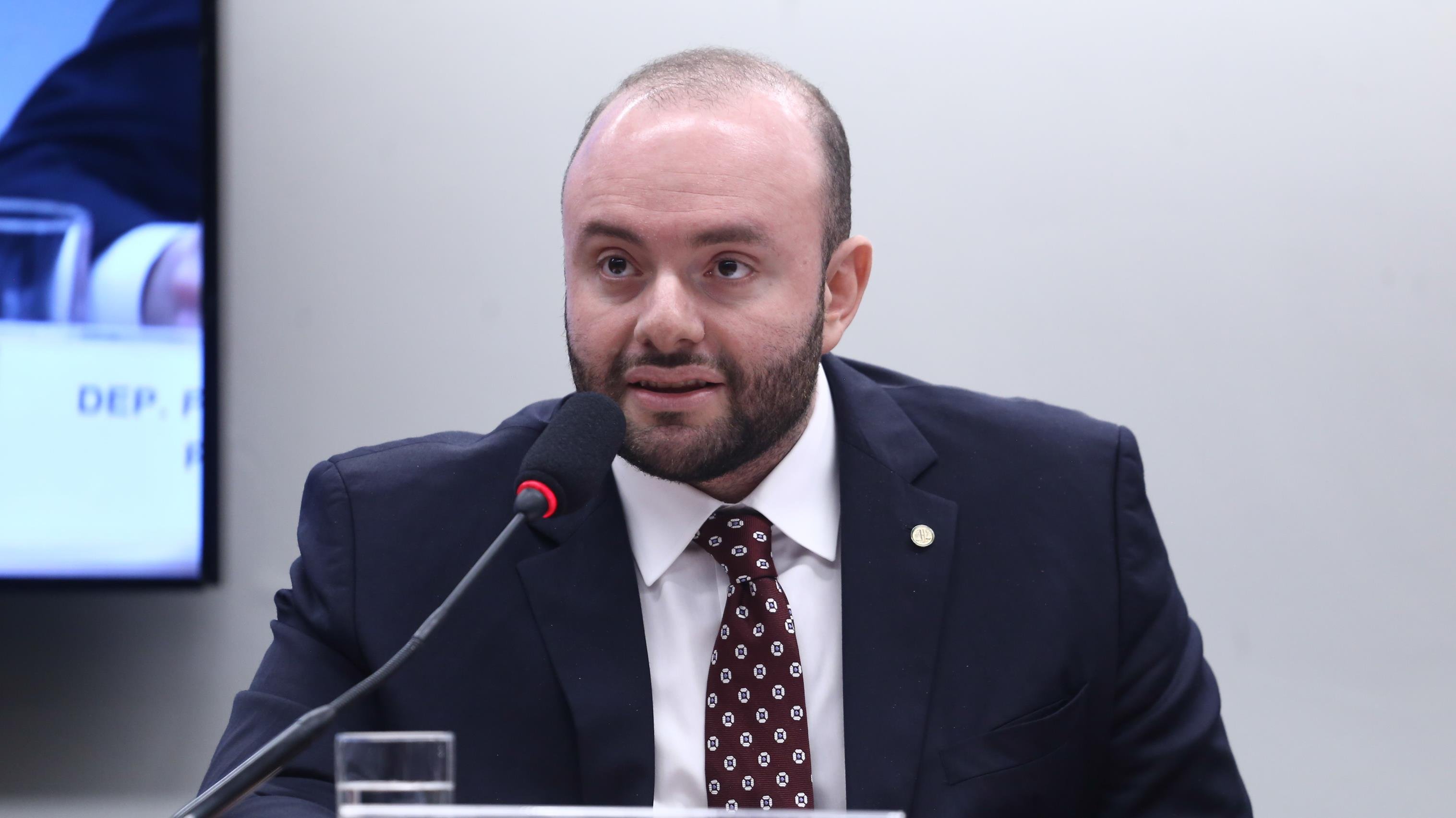 Projeto responsabiliza plataformas e obriga remoção rápida de conteúdos ilegais.