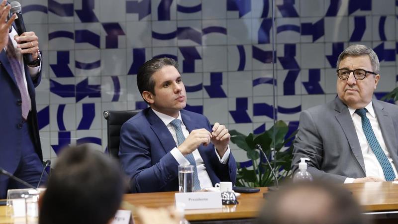 Proposta exige novas regras para plataformas digitais acessadas por menores.