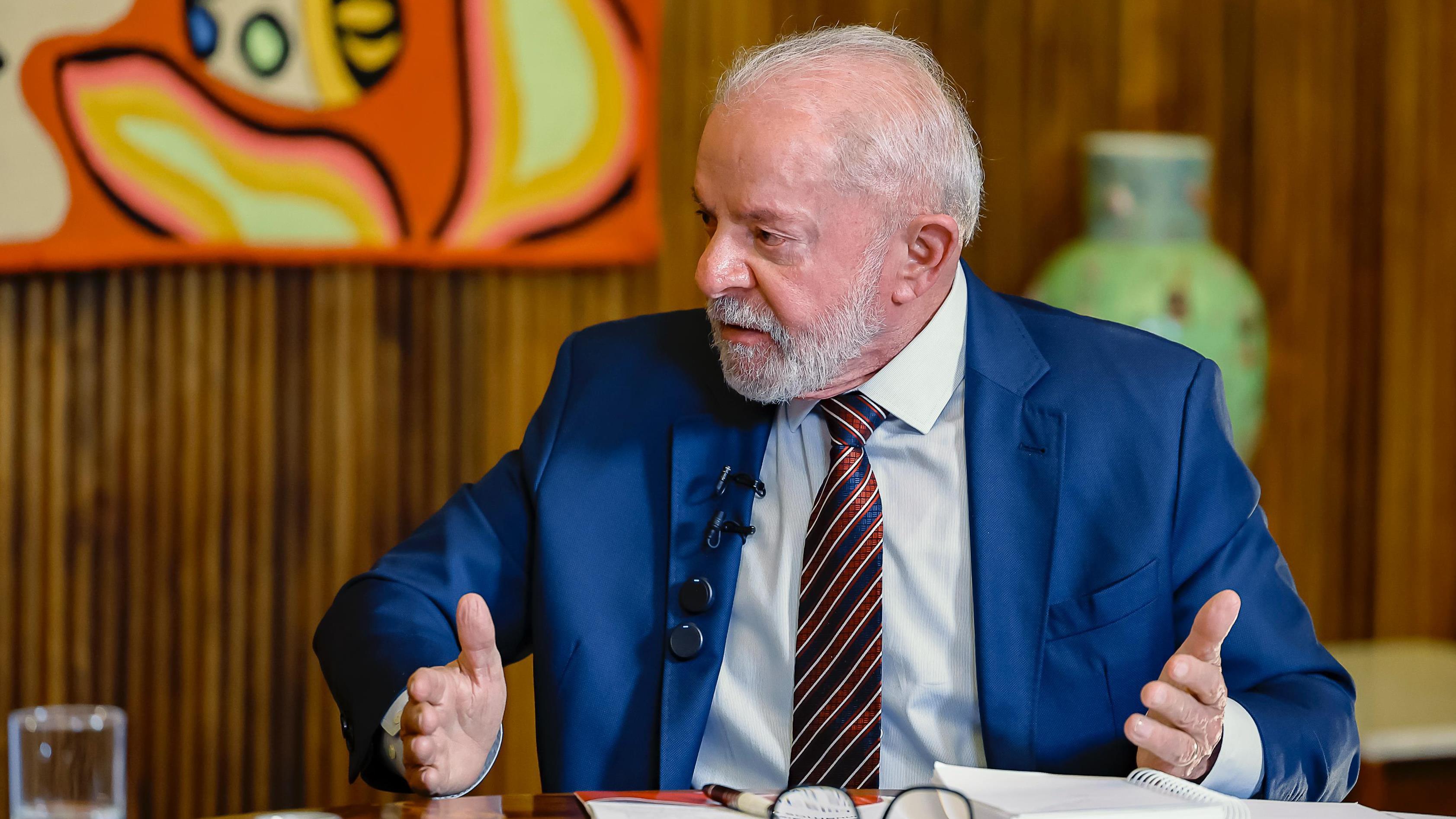 Lula enfrenta teste de fogo com tarifas e pressão de Trump.