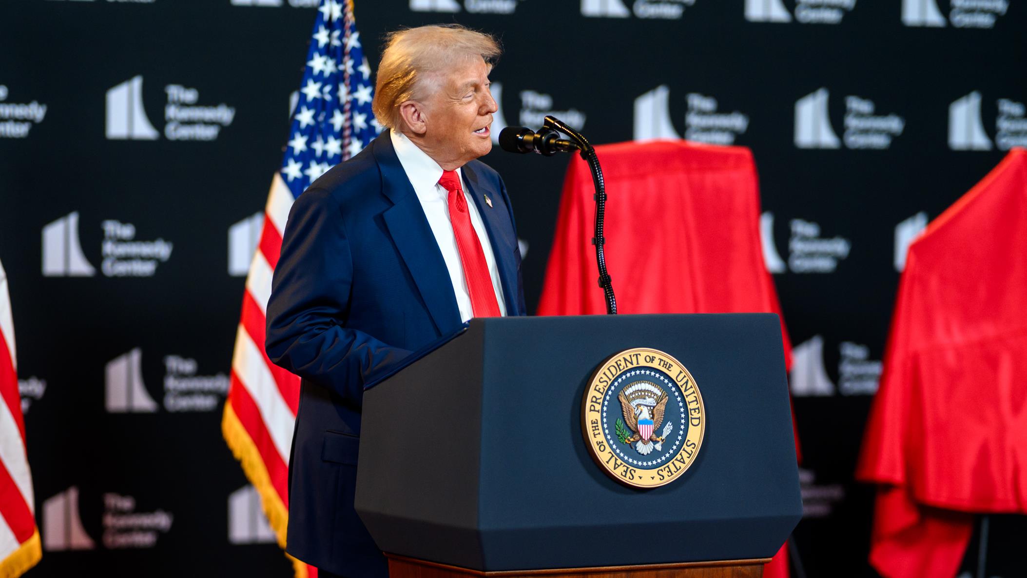 Trump segue a cartilha de ditadores ao moldar a narrativa histórica e silenciar vozes marginalizadas.