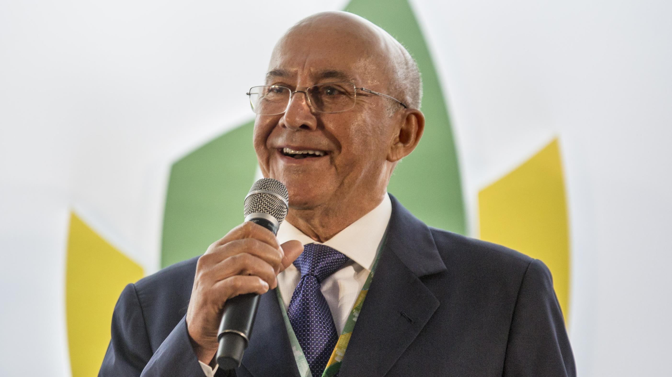 Confúcio Moura propõe restrições à publicidade em jogos para crianças.