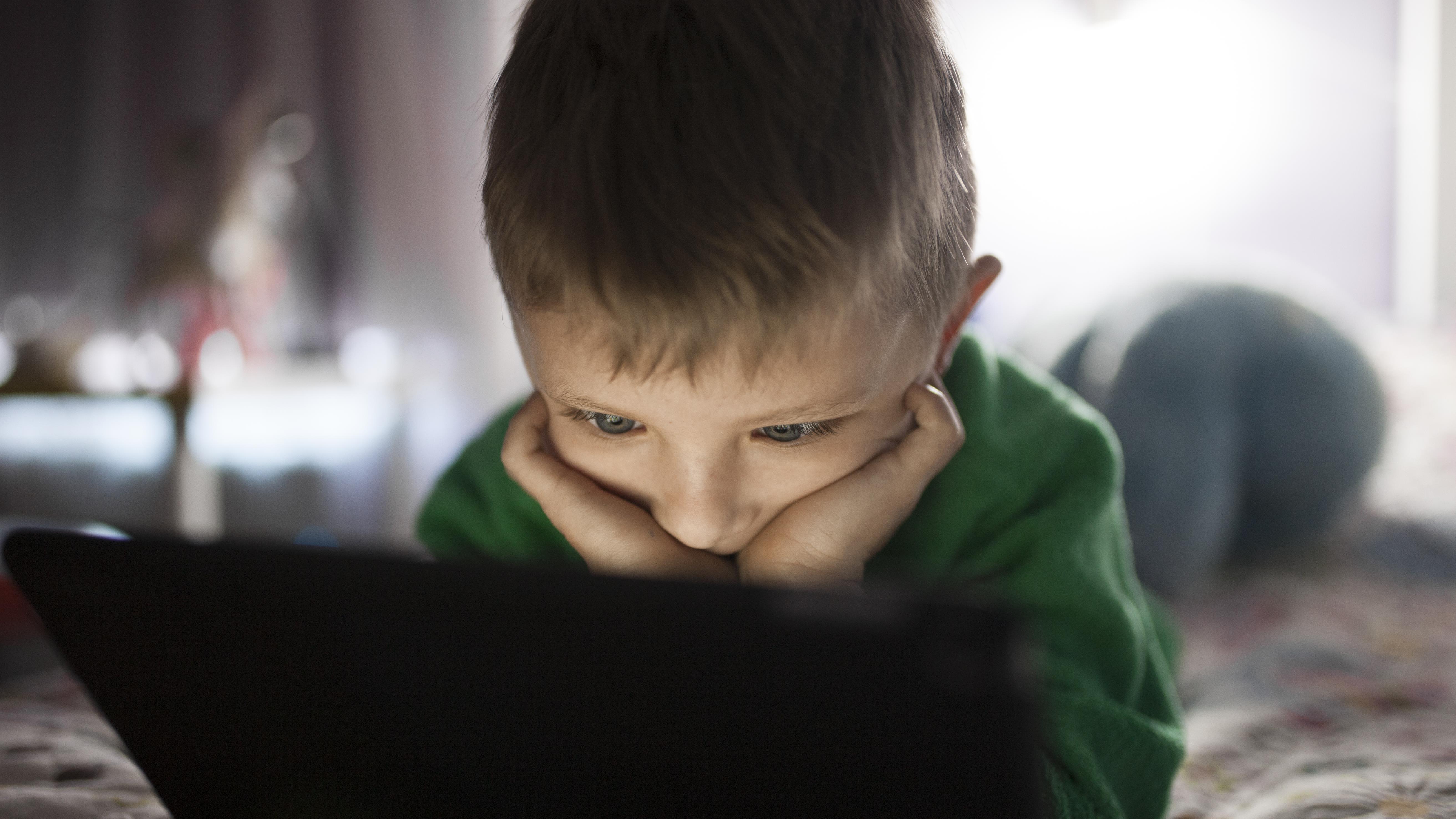Texto aprovado reforça controle sobre conteúdos nocivos, educação digital e responsabilidades das big techs.