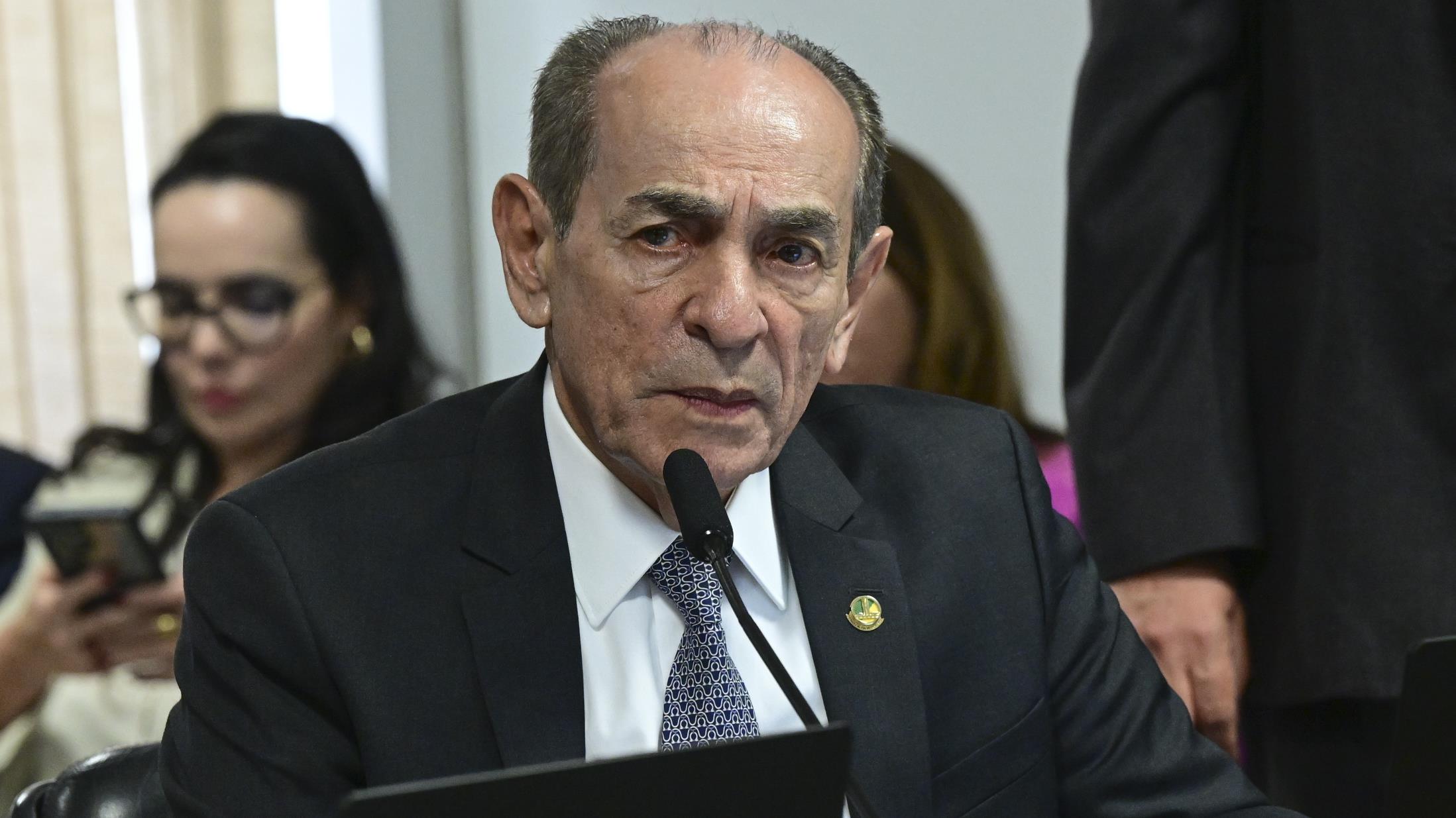 Senador Marcelo Castro (MDB-PI) em pronunciamento à bancada.
