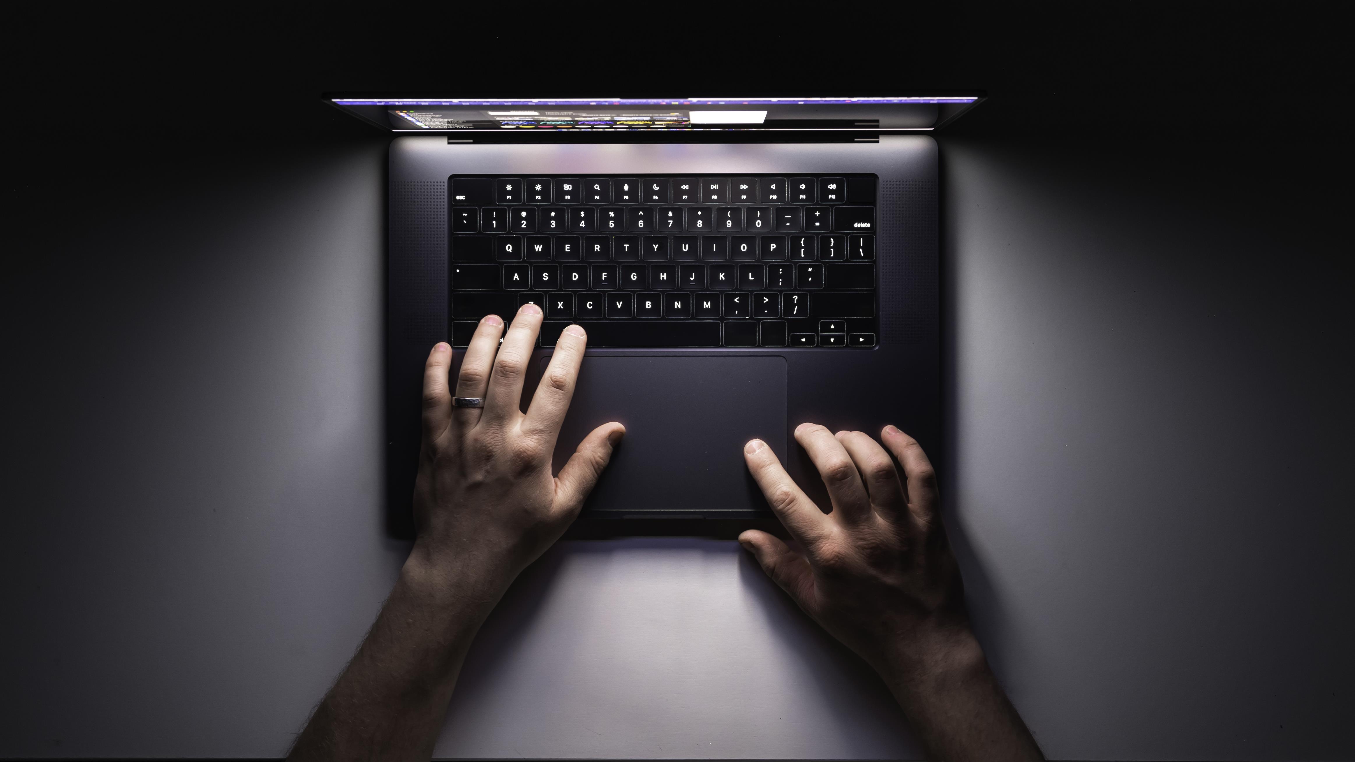 Mês após mês, diferentes riscos digitais ocuparam o debate público.