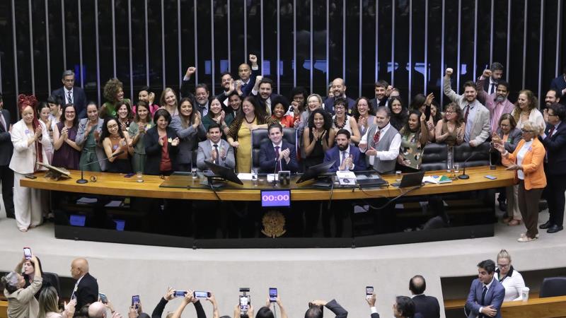 Câmara aprova projeto para proteger crianças no ambiente digital.