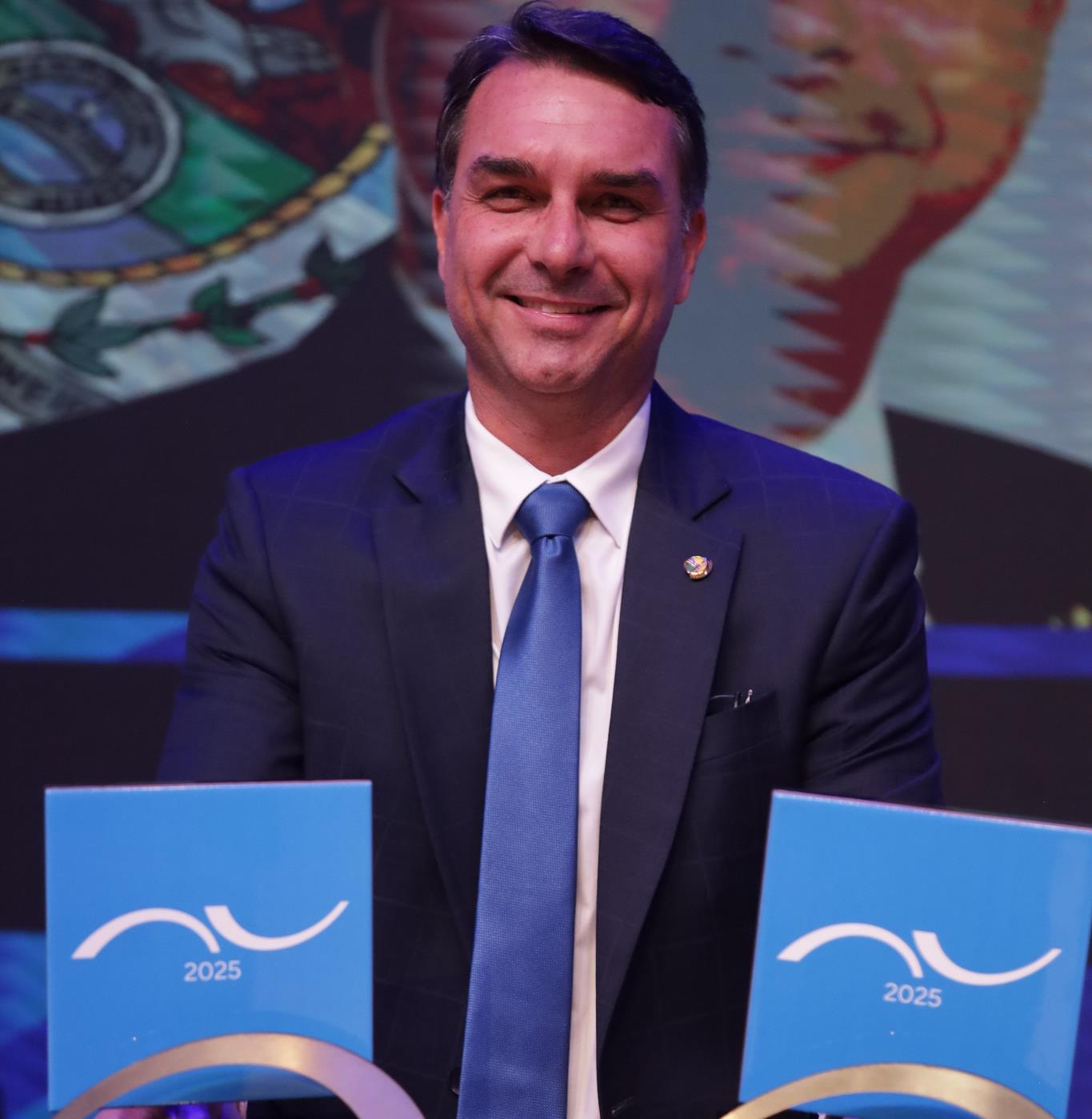 Flávio Bolsonaro é o melhor senador de 2025, segundo o público.