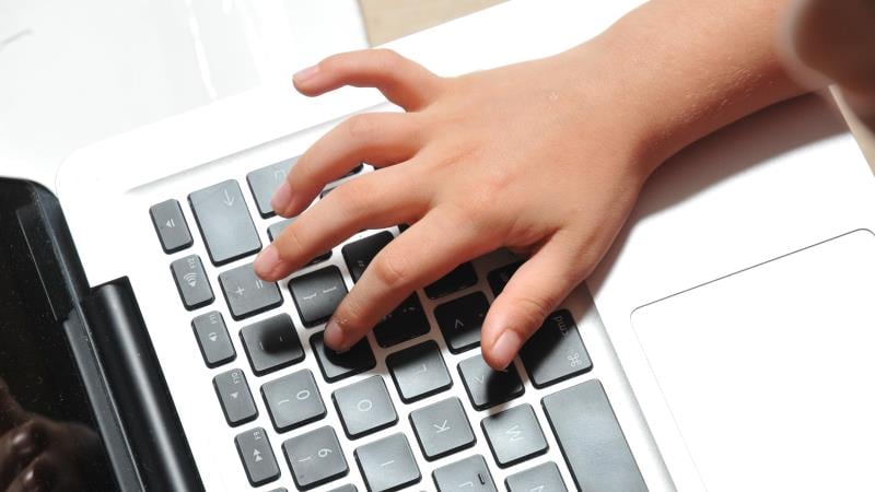 Projeto endurece regras para dificultar exploração de menores pela internet.