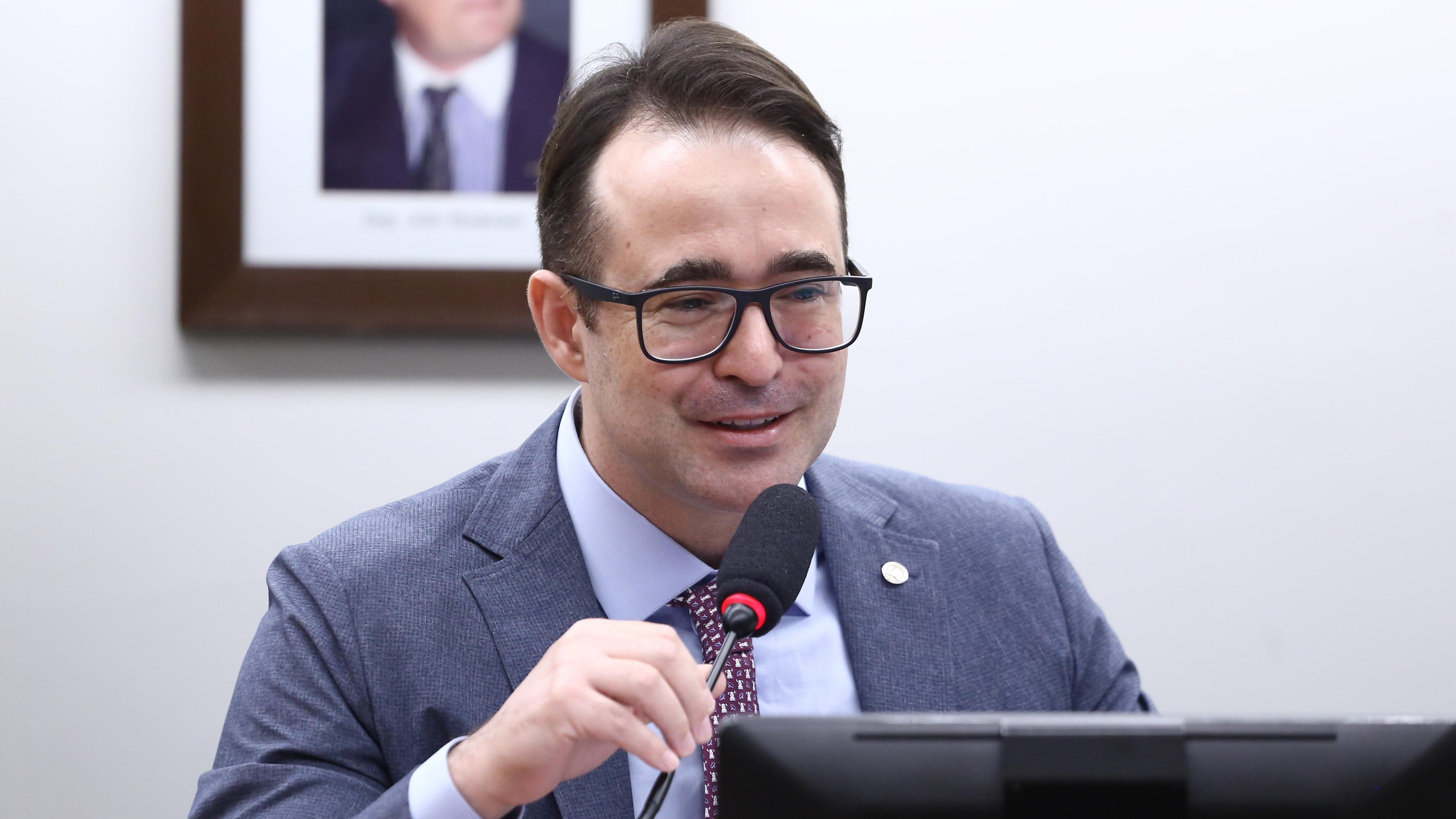 Medida de Bruno Ganem busca resguardar a privacidade de crianças e adolescentes diante da exploração e dos riscos da exposição digital precoce.