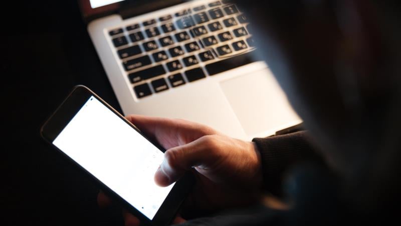 Algoritmos e exposição online corroem vínculos reais e empurram crianças para a lógica do espetáculo e da vigilância.