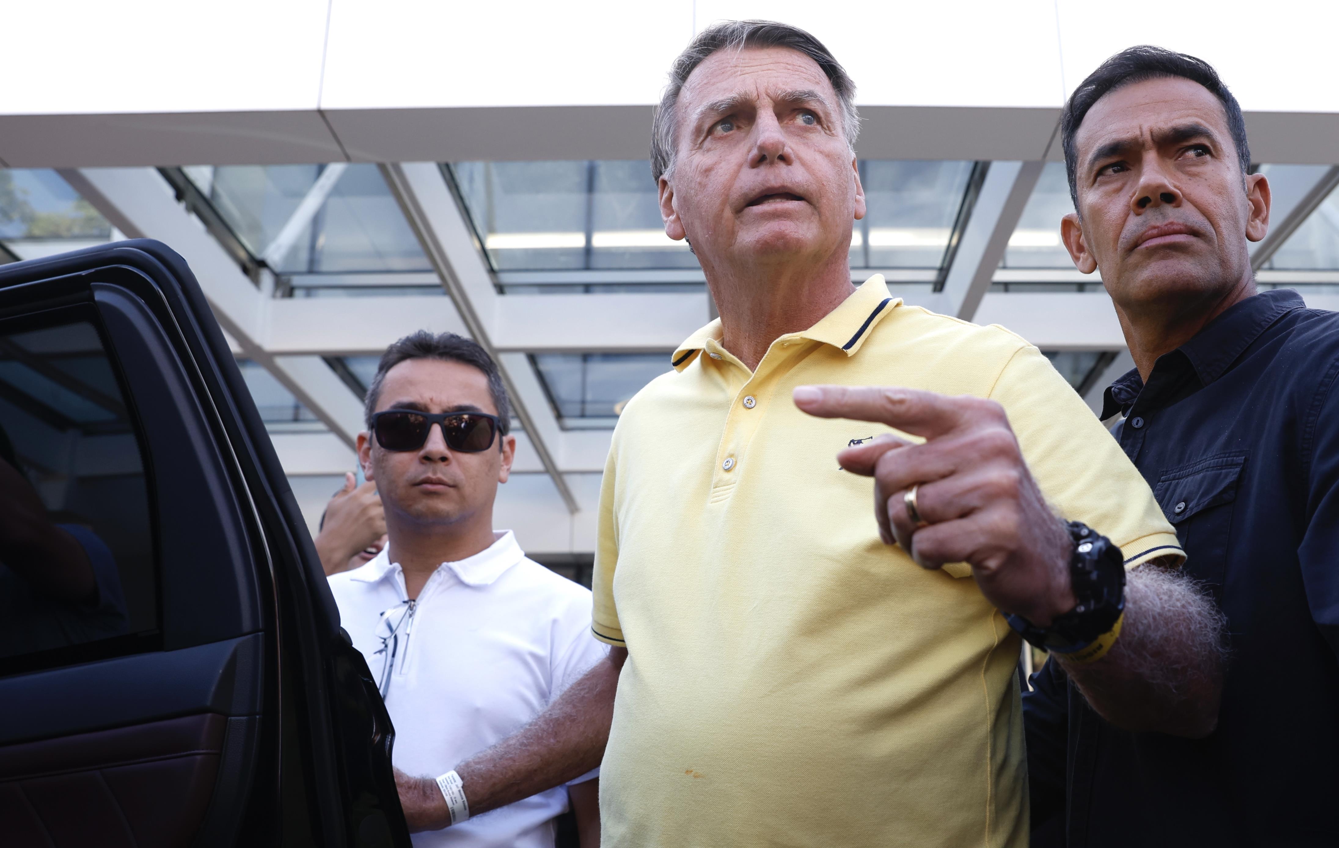 Jair Bolsonaro no último sábado, 16, ao deixar a prisão domiciliar para fazer exames em hospital em Brasília.