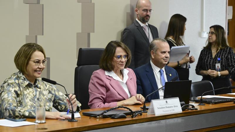 Senadora Jussara Lima (PSB-PI), à esquerda, e senadora Damares Alves (Republicanos-DF), no centro da imagem. 