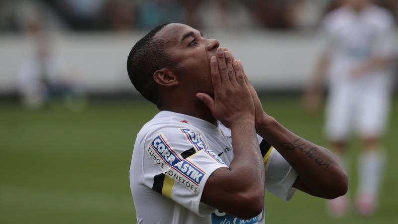 Voto em julgamento de Robinho reabre debate sobre aplicação da Lei de Migração em crimes antigos.