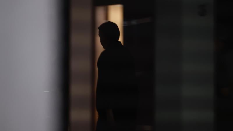 Bolsonaro visto dentro de casa durante o período de prisão domiciliar.