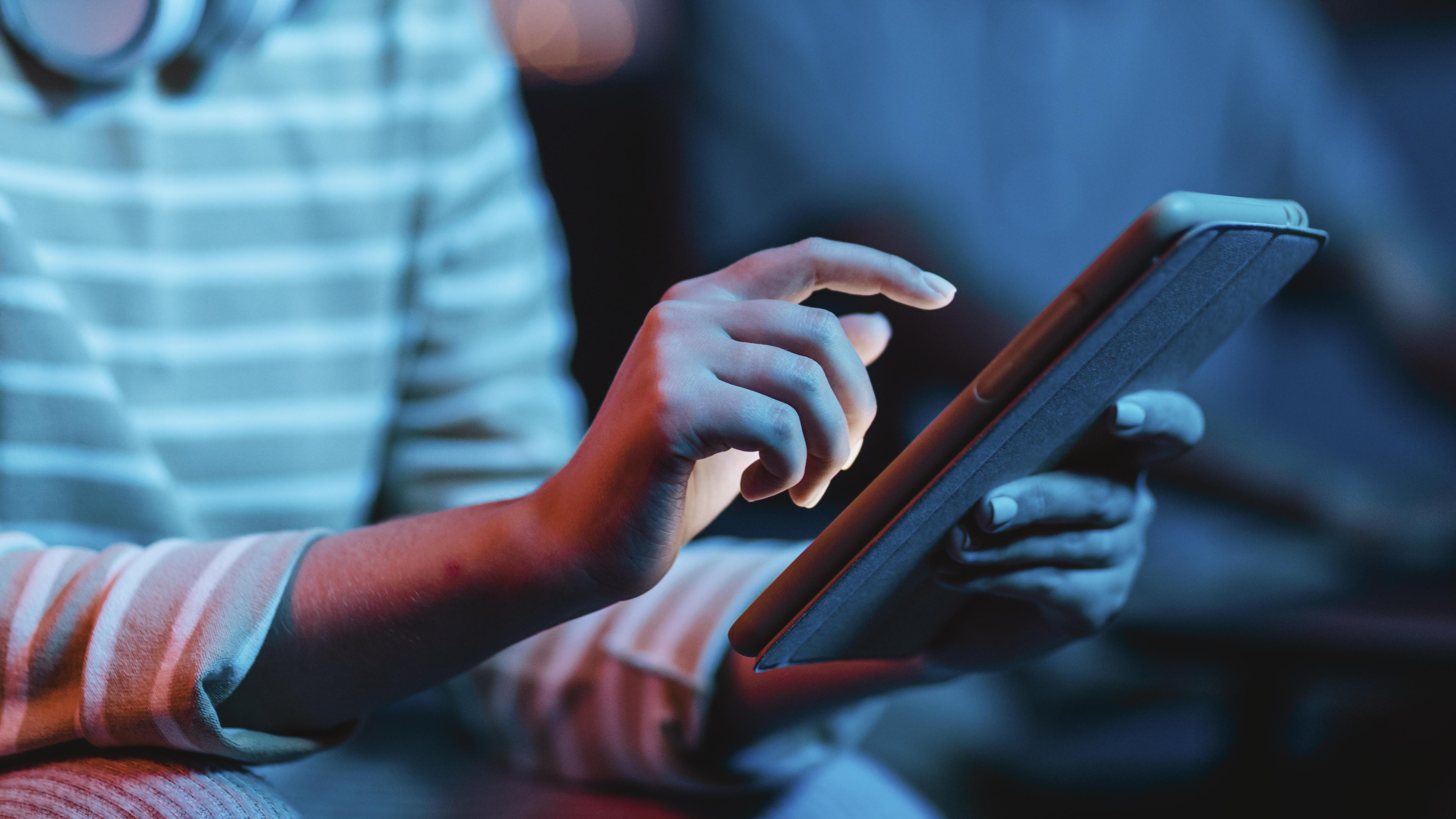Ausência de transparência algorítmica e concorrência justa amplia vulnerabilidades no ambiente digital.