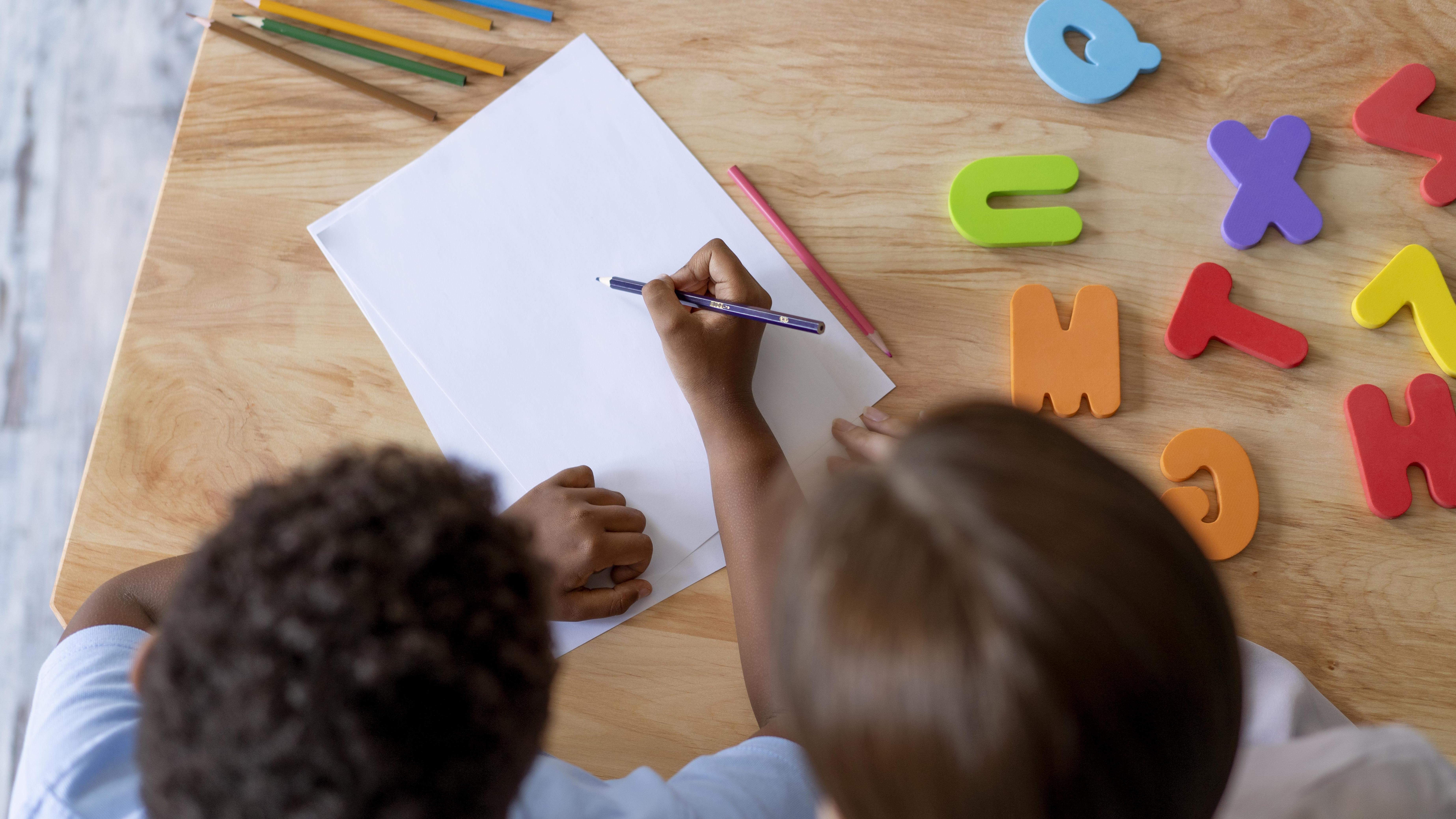 Ausência de um sistema articulado prejudica famílias, alunos e professores em todo o país.