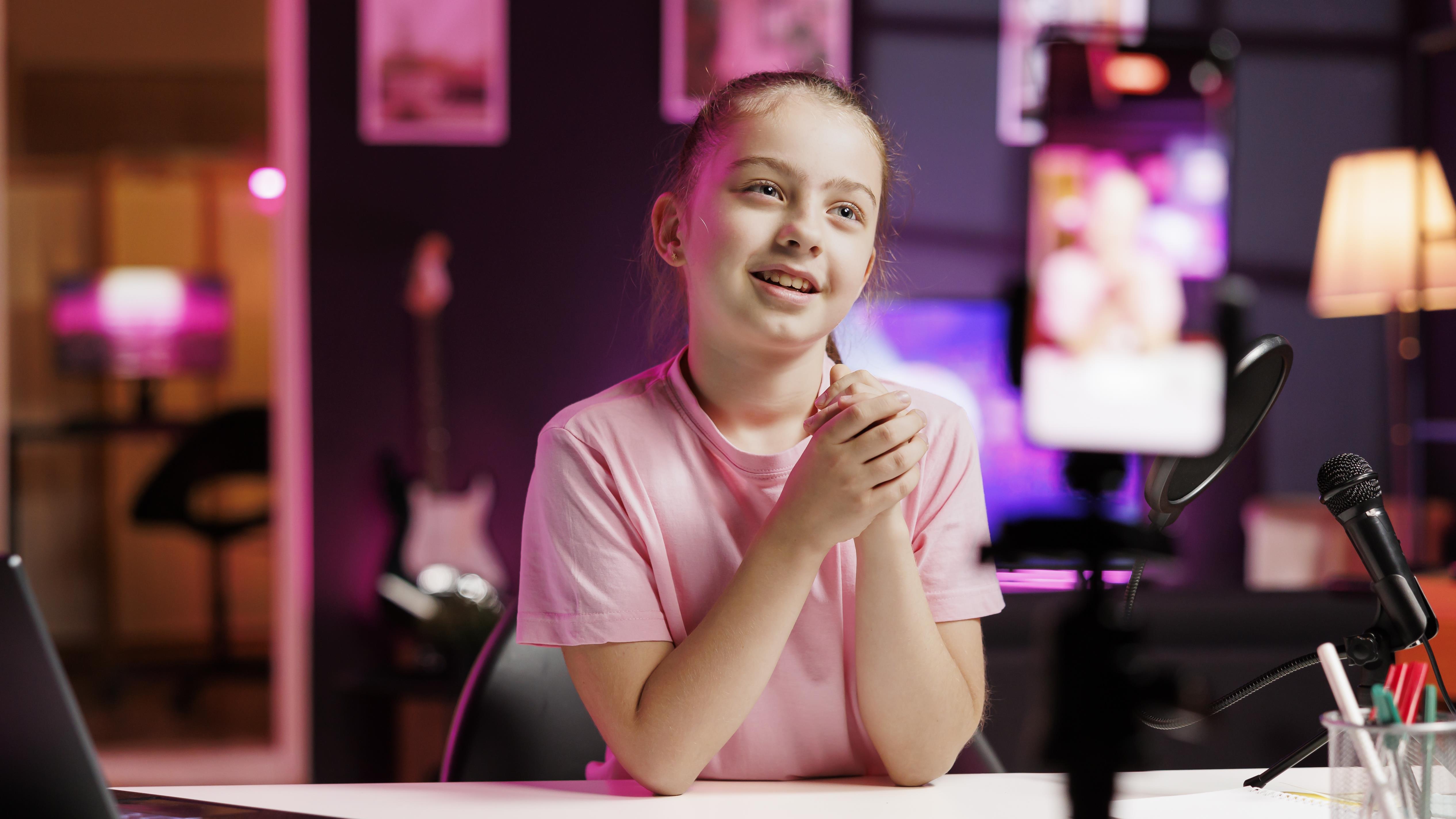 Exposição precoce nas redes acelera transtornos em crianças e adolescentes.