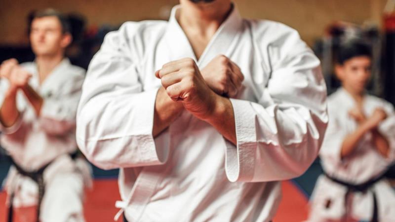 Texto estabelece critérios de certificação para profissionais de artes marciais e defesa pessoal no Brasil.