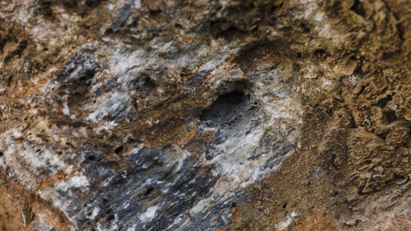 A transição energética está impulsionando um aumento na demanda por minerais críticos.
