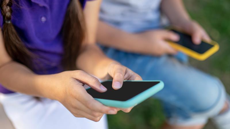 Adultização digital ameaça direitos e compromete ODS no Brasil.