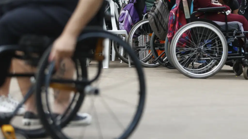 Proposta considera crime o sofrimento físico, psicológico ou moral de pessoas com deficiência.